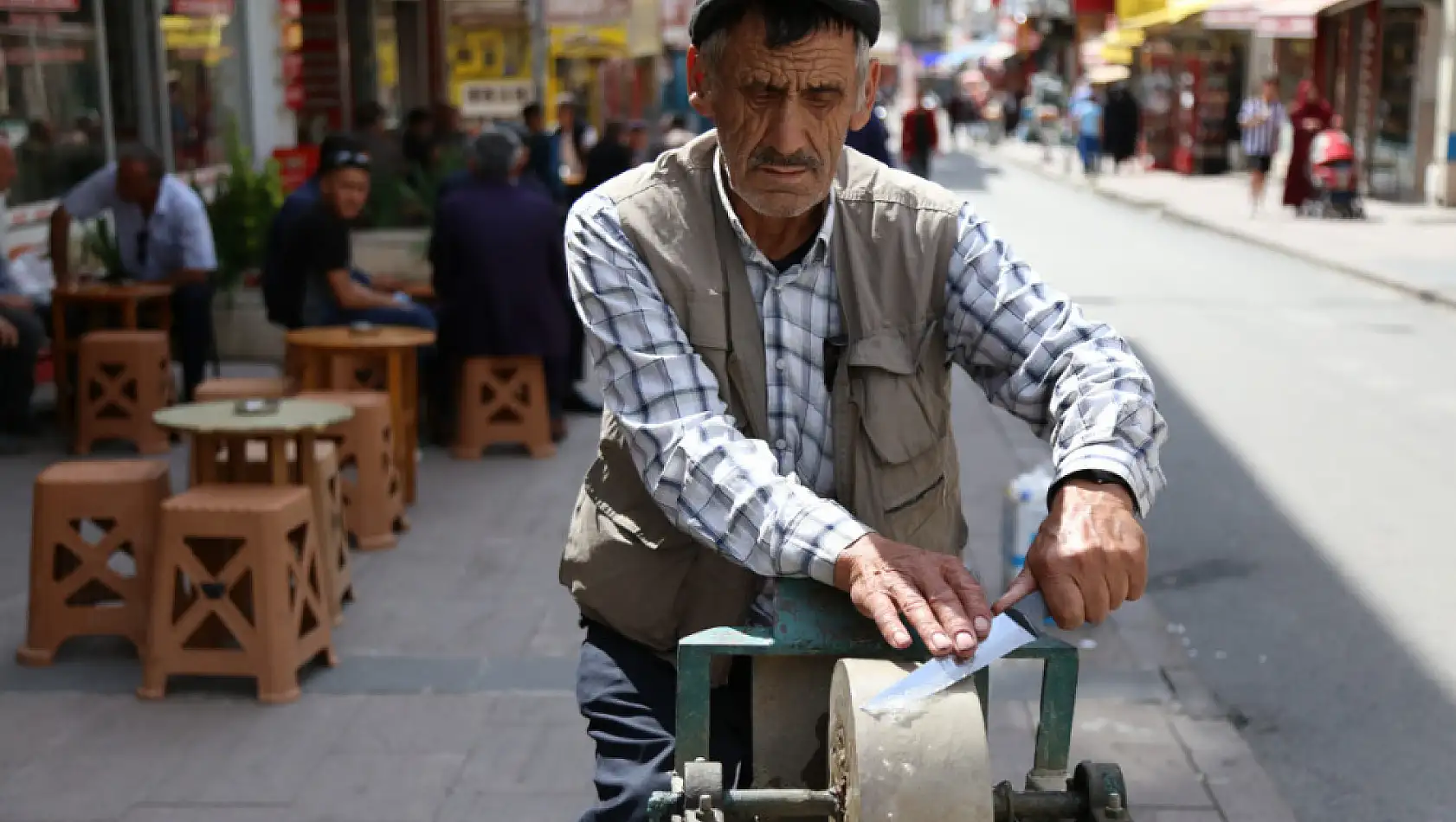 35 yıldır tezgahı ile sokak sokak gezip, bıçak bileyerek ekmek parasını kazanıyor