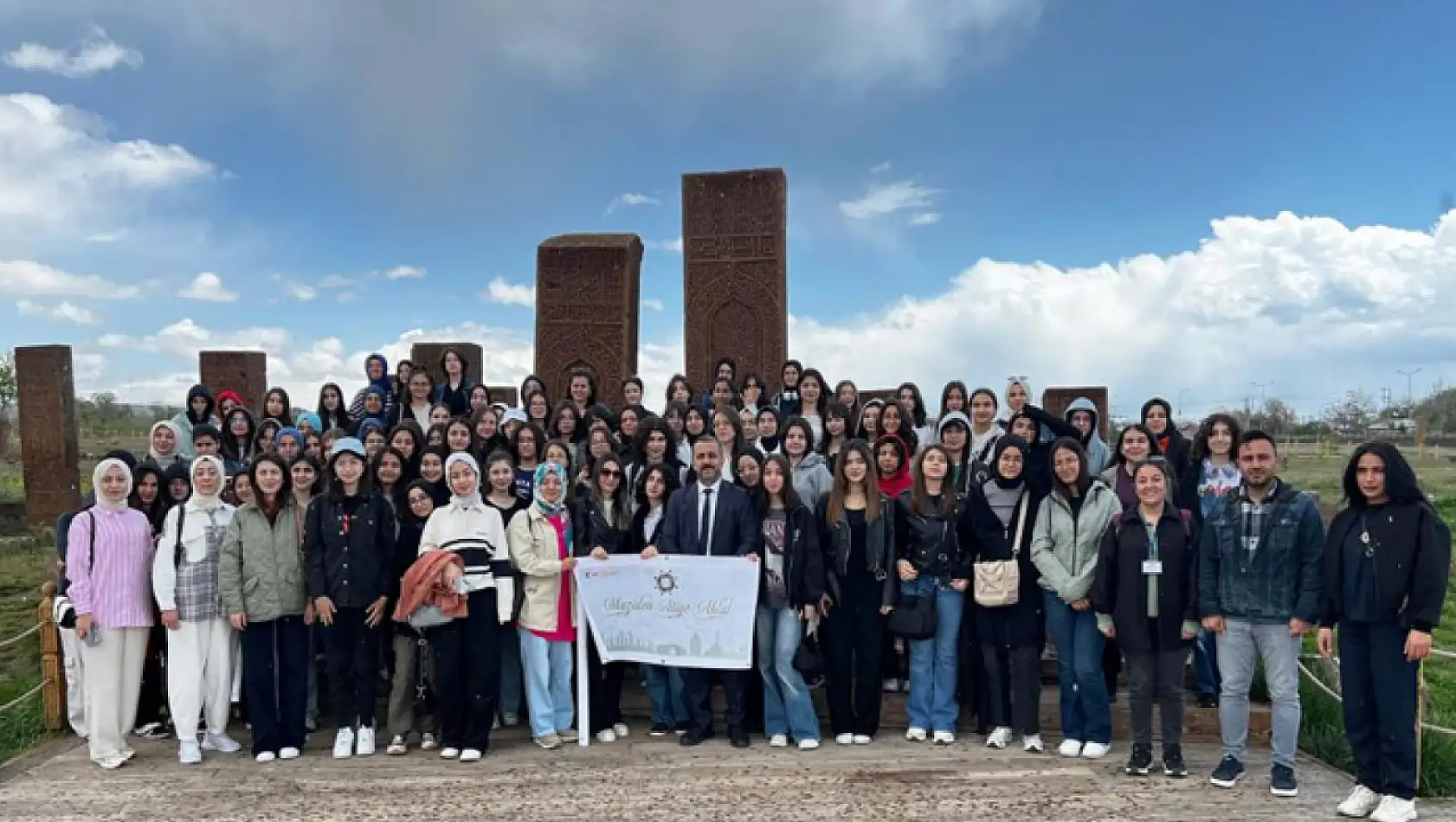 Ahlat'a gelen öğrenciler Cumhurbaşkanlığı Külliyesi'nde misafir ediliyor