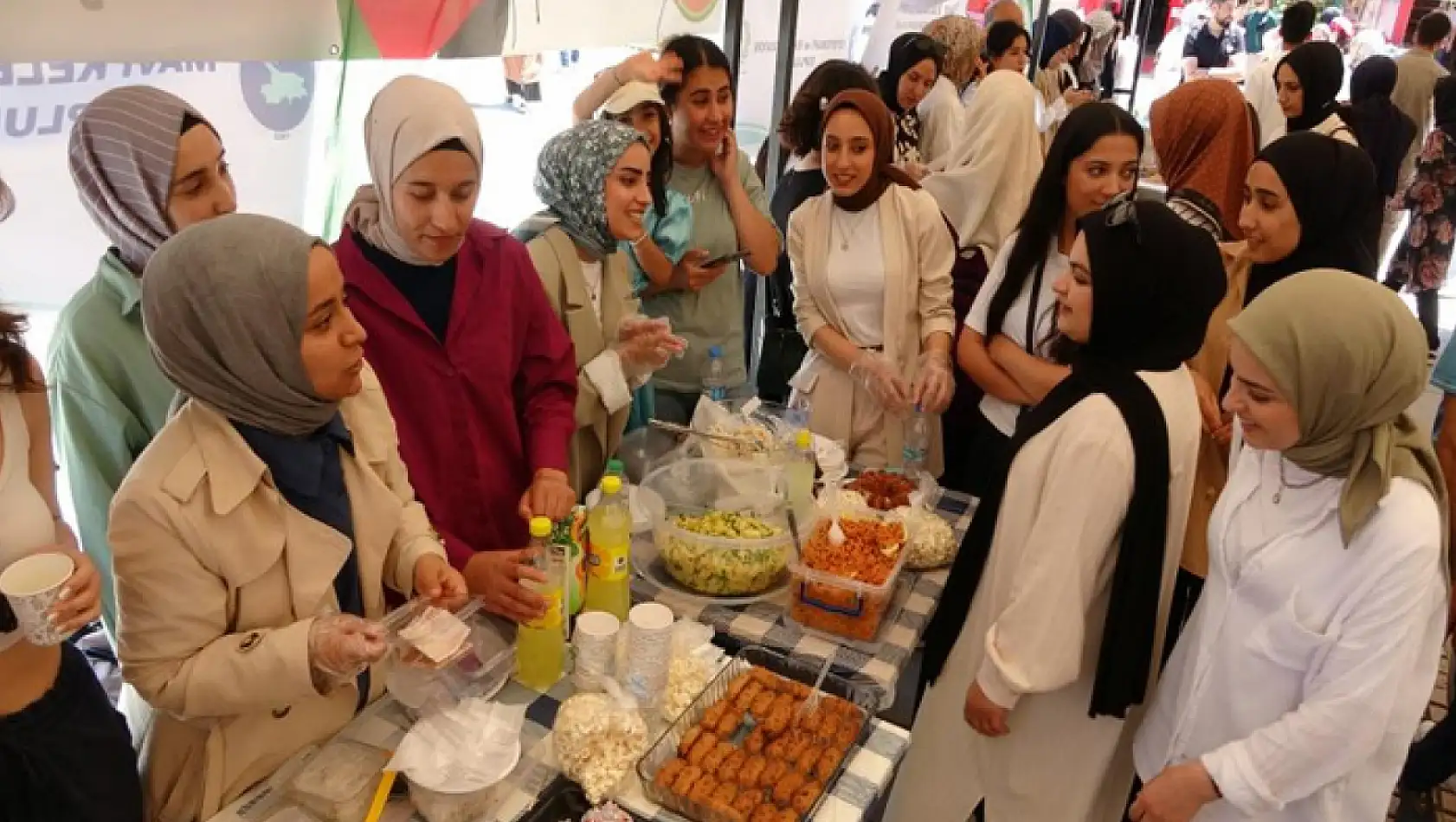 Akademisyen ve öğrenciler Gazze yararına 'hayır çarşısı' kurdu