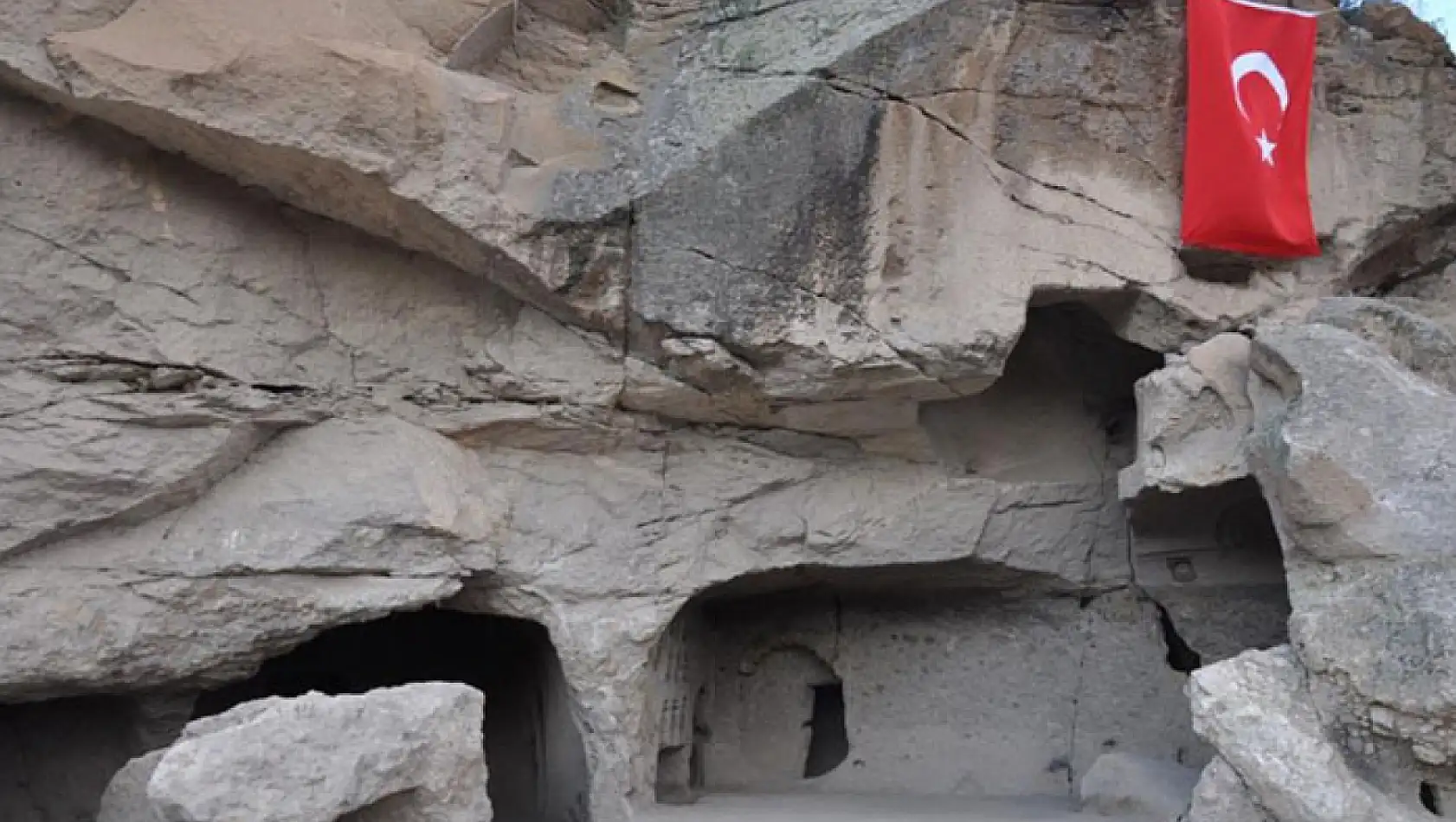 Ani Ören Yeri'nde ilk kaya mescidi gün yüzüne çıkarıldı