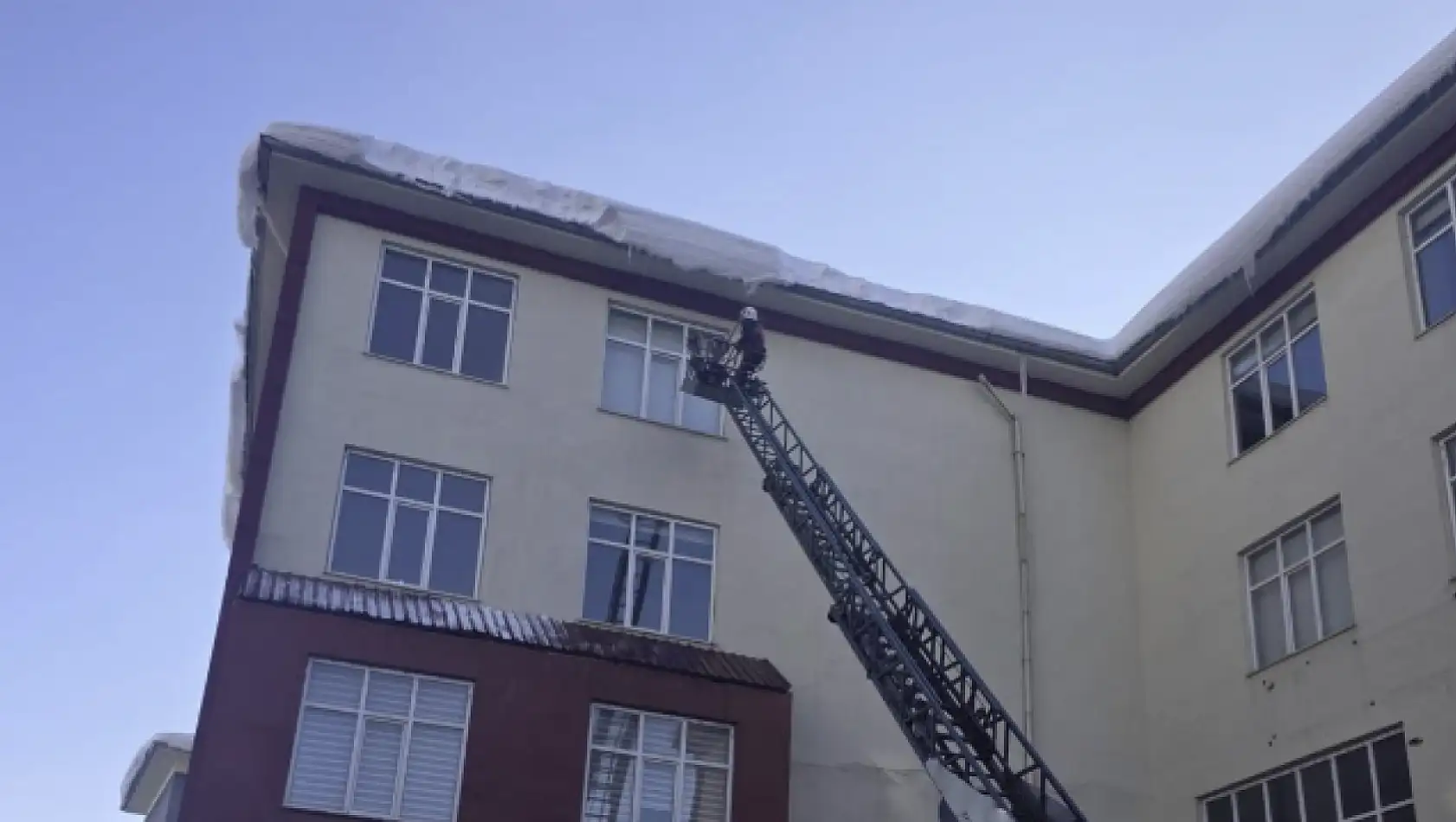 Bahçesaray'da kamu binaları ve okullarda kar ve buz temizliği yapıldı