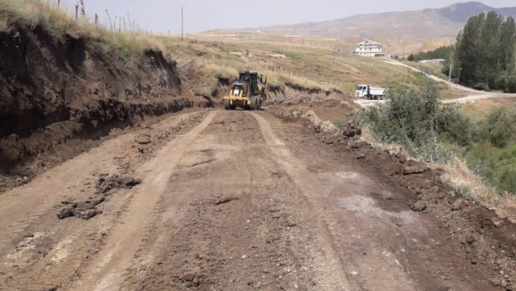 Baklatepe ve Kevenli Mahallelerinde yol çalışması