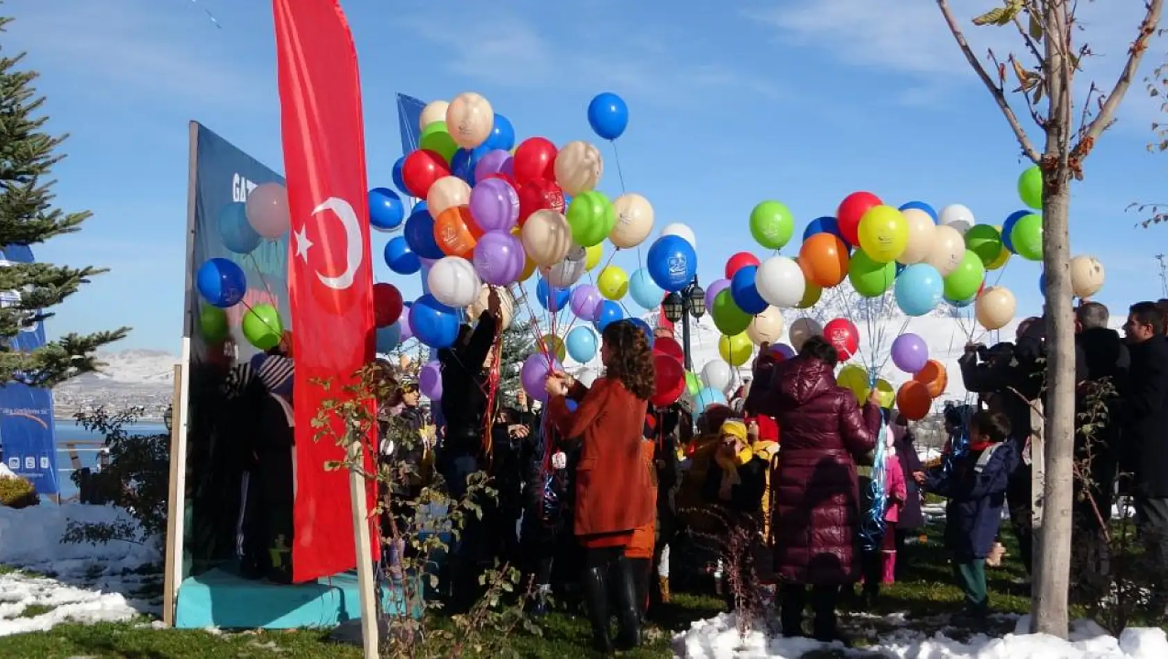 Balonlar Gazzeli çocuklar için gökyüzüne bırakıldı
