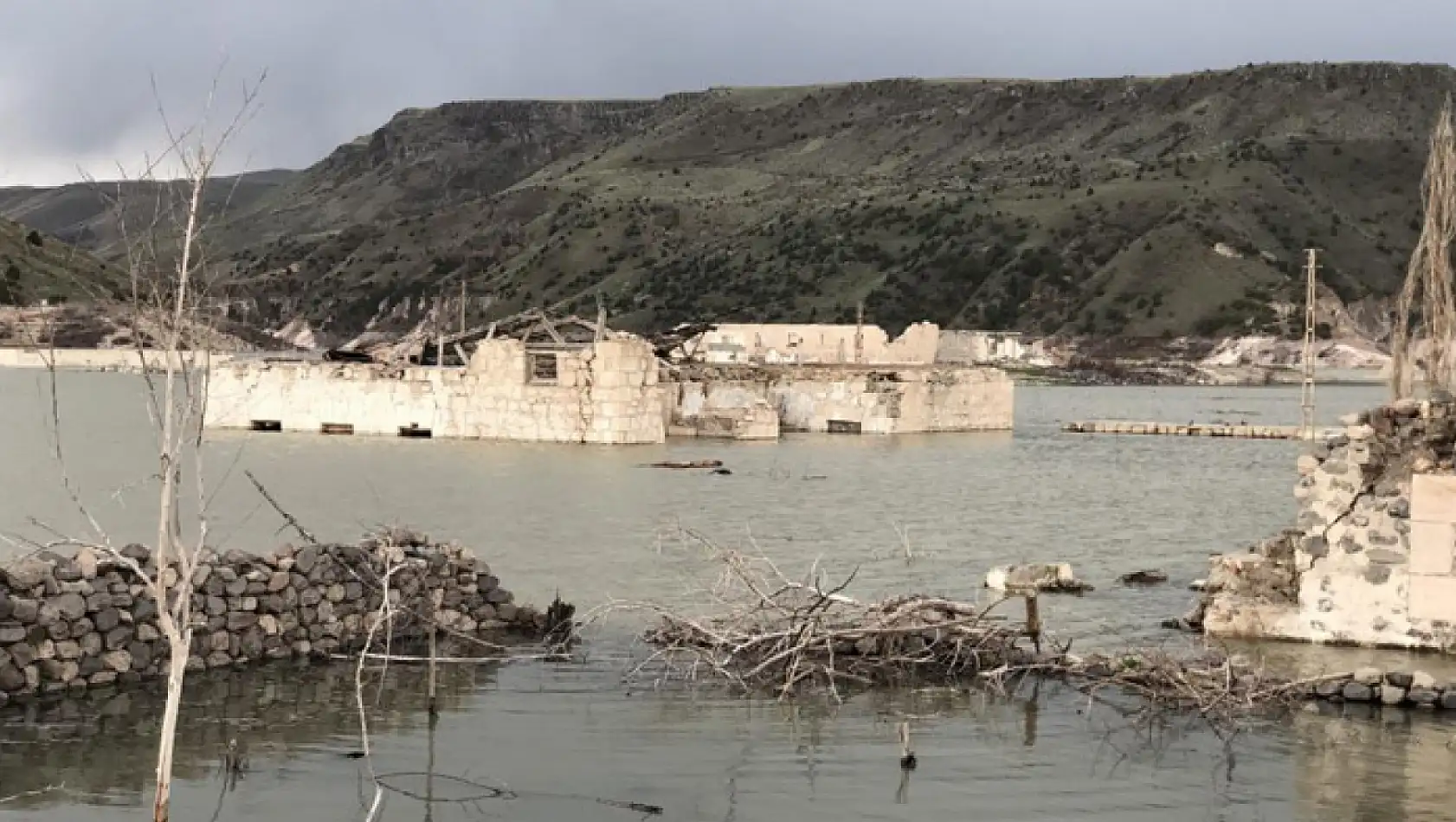 Baraj doldu taştı, eski köy sulara gömüldü