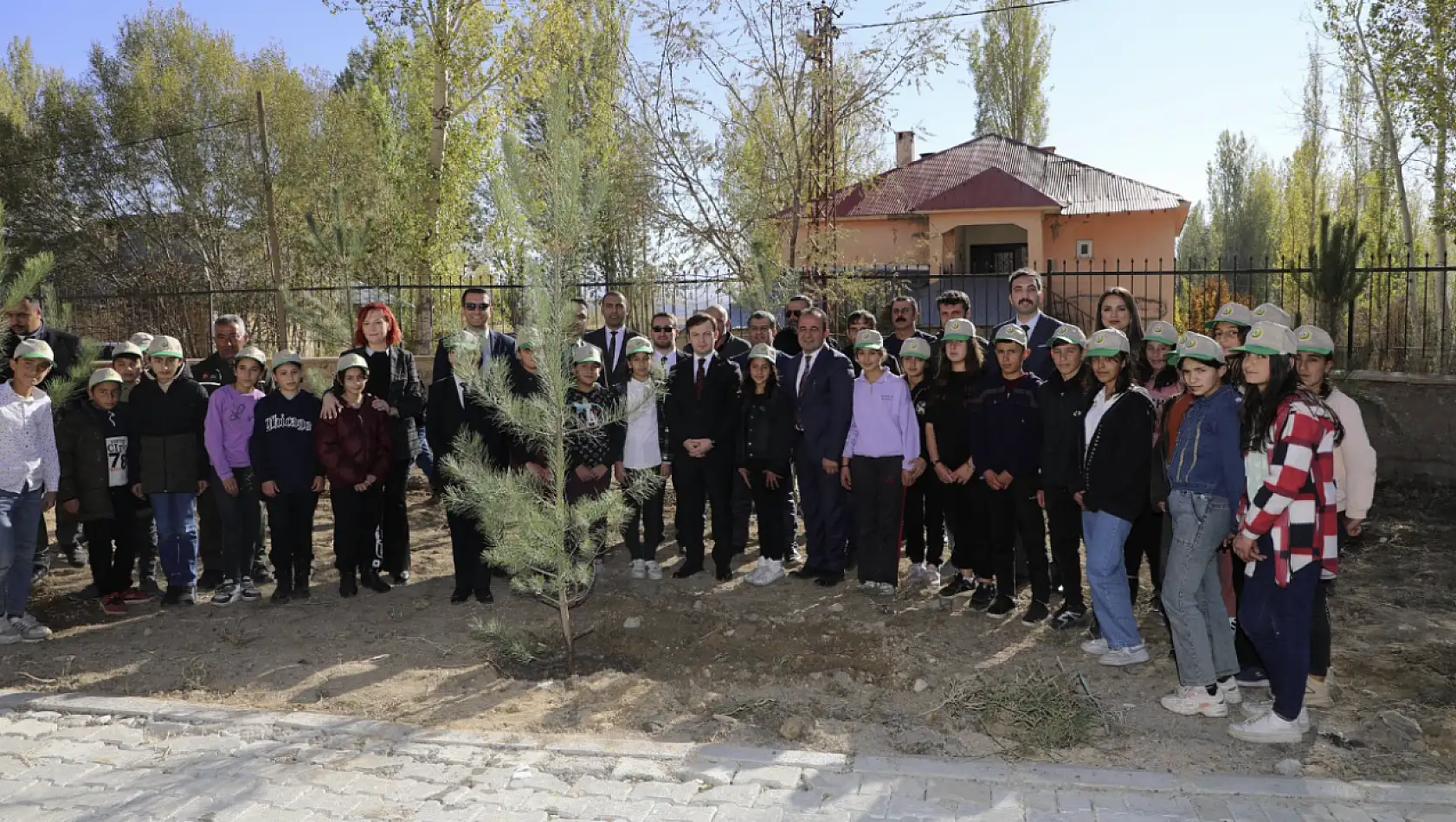 Başkale'de Milli Ağaçlandırma Günü etkinliği düzenlendi