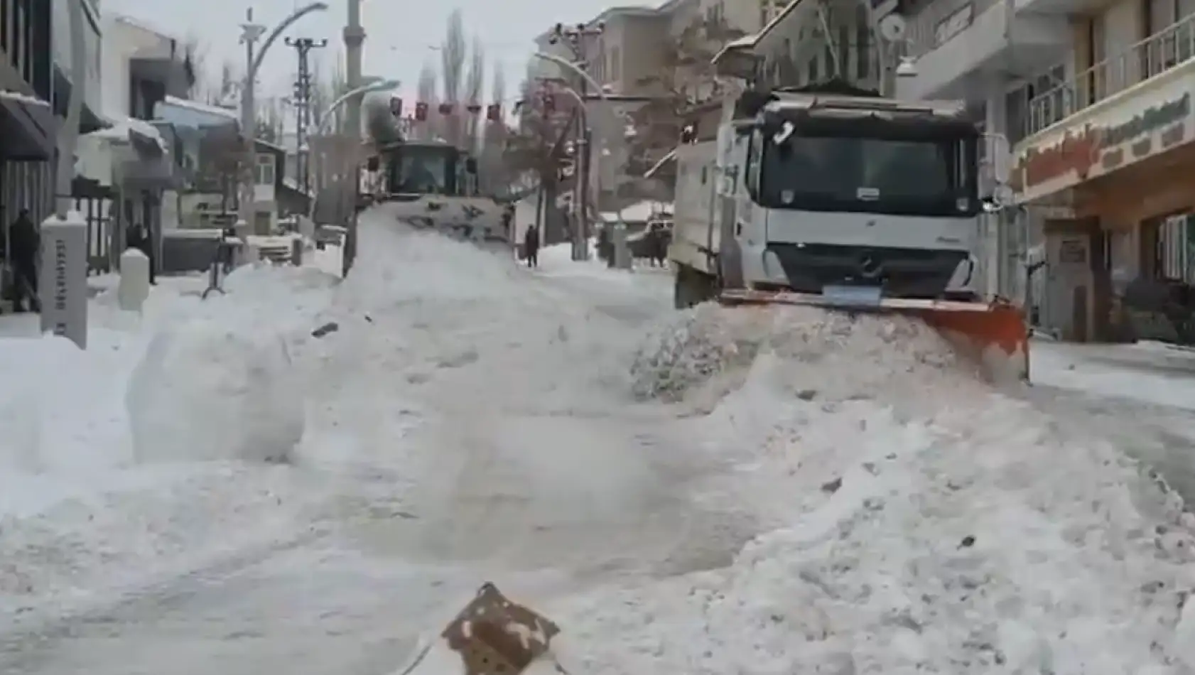 Başkale Belediyesi'nden karla mücadele çalışması