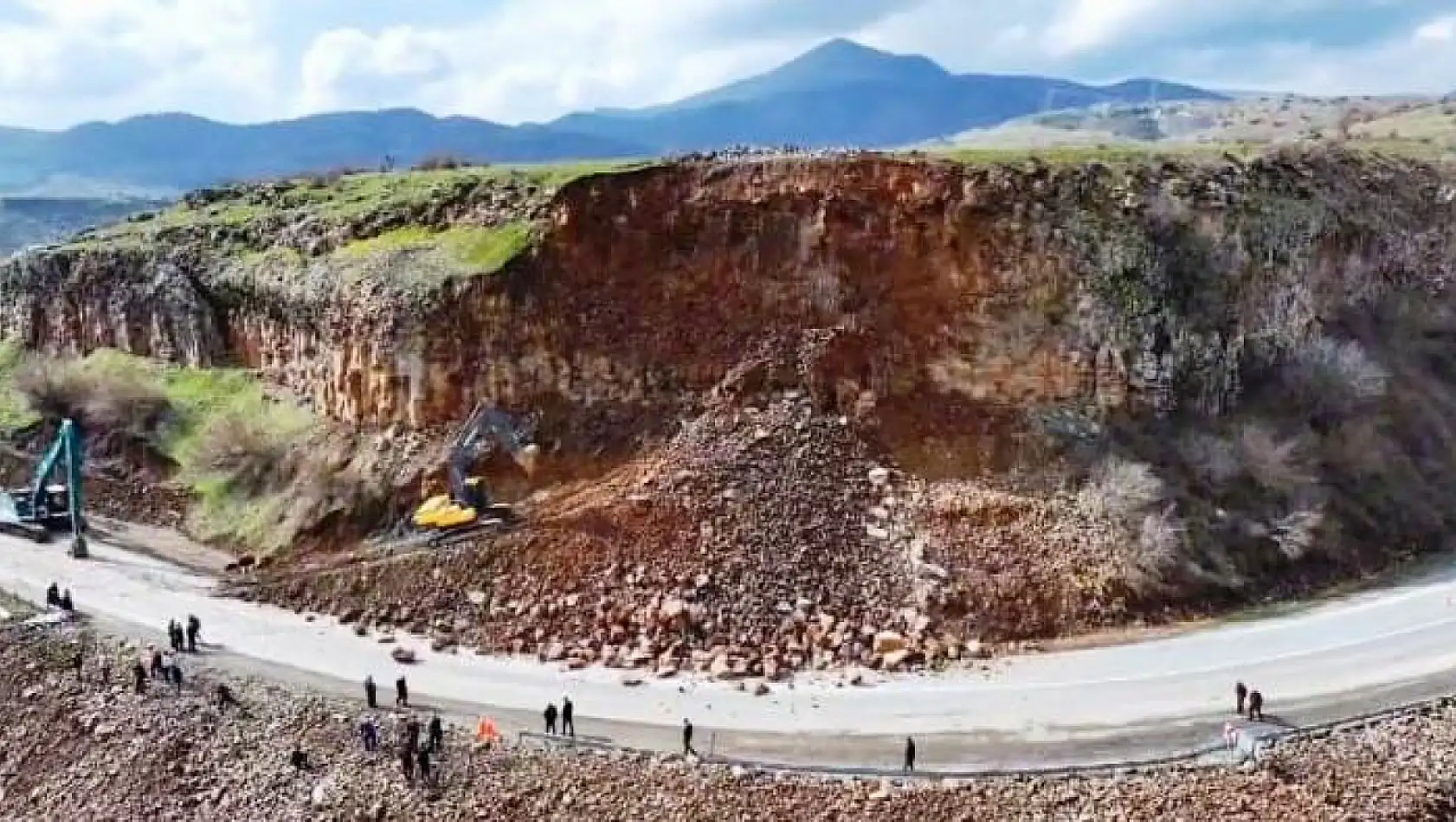 Bitlis-Baykan karayolunda heyelan