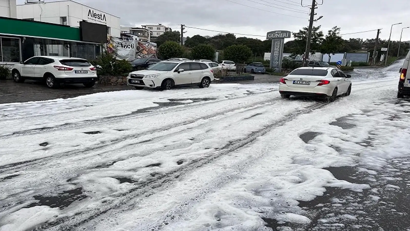 Bodrum'daki yağıştan sonra yollar bembeyaz oldu