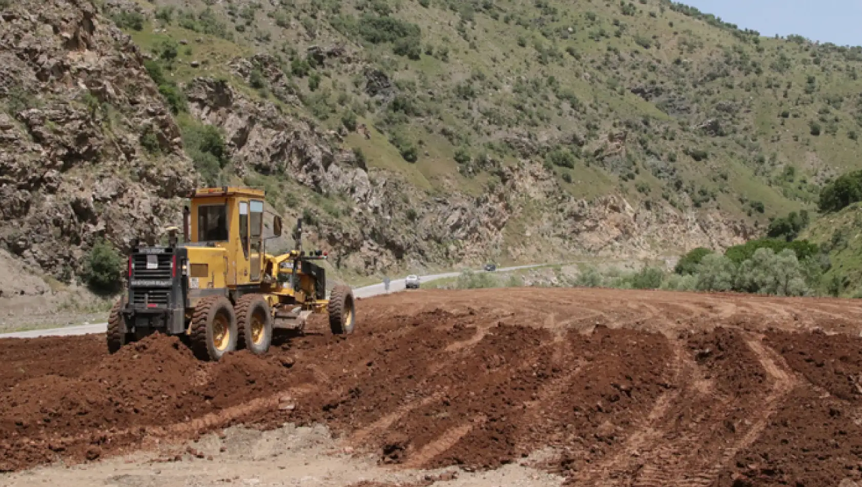 Büyükşehir Botan çayını katı atıktan arındırdı