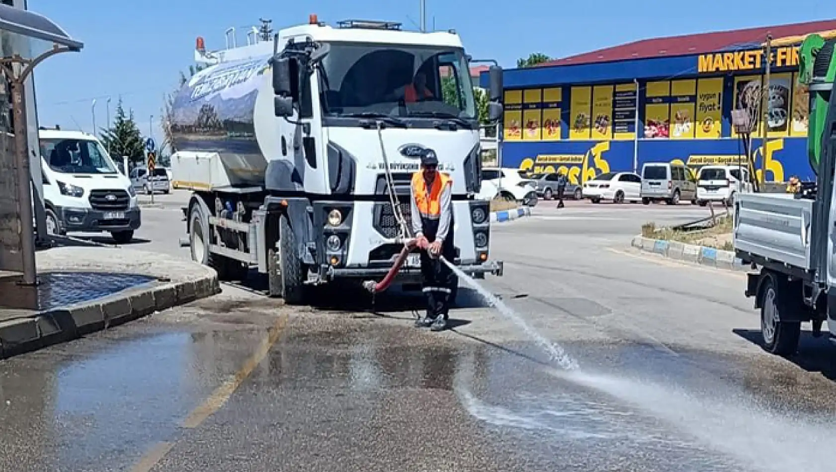 Büyükşehir'den, bayram temizliği çalışması...