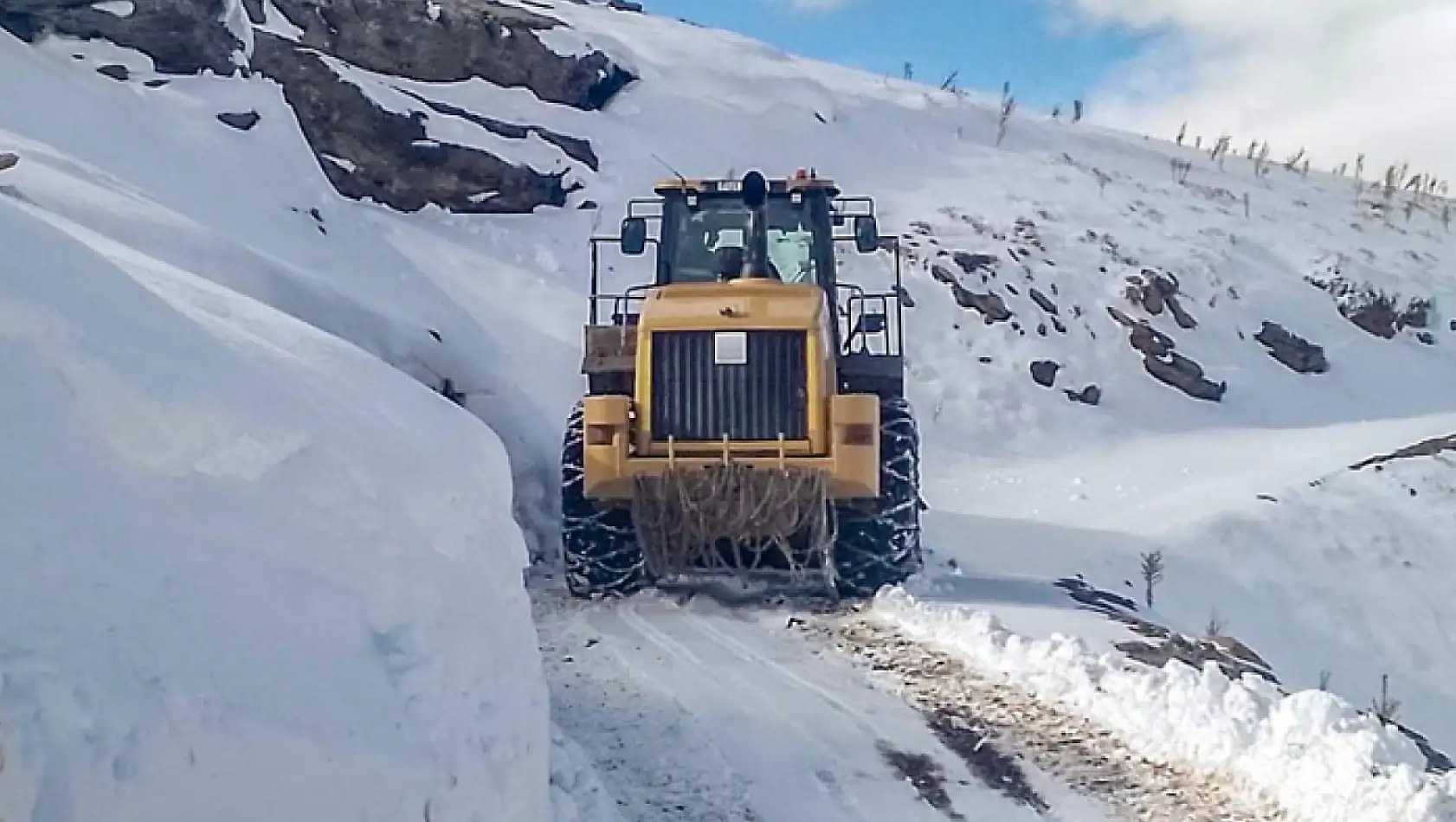 Büyükşehir'den kar temizleme ve yol çalışması