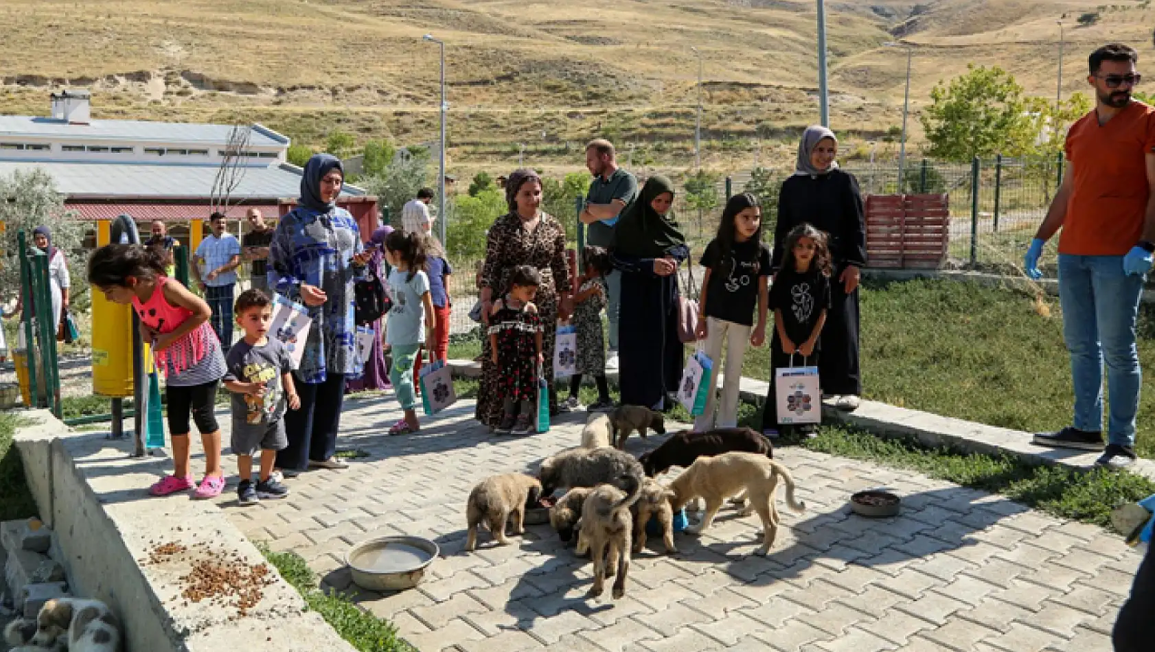 Büyükşehir işitme engelli çocukları barınakta ağırladı