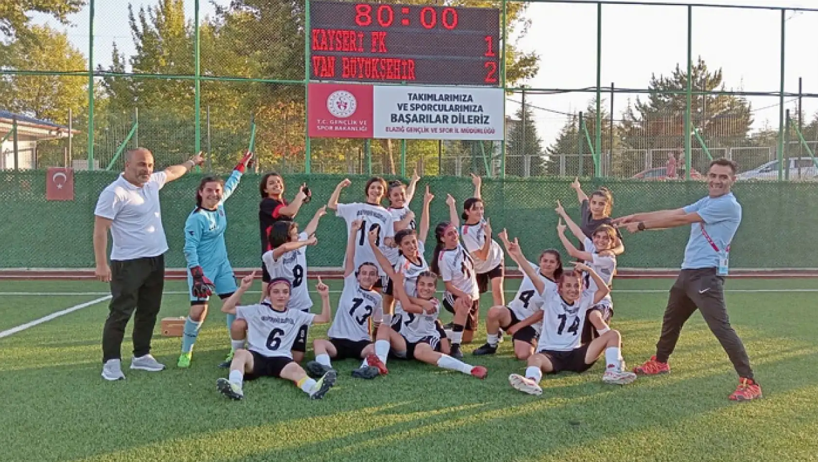 Büyükşehir kadın futbol takımı yarı finalde