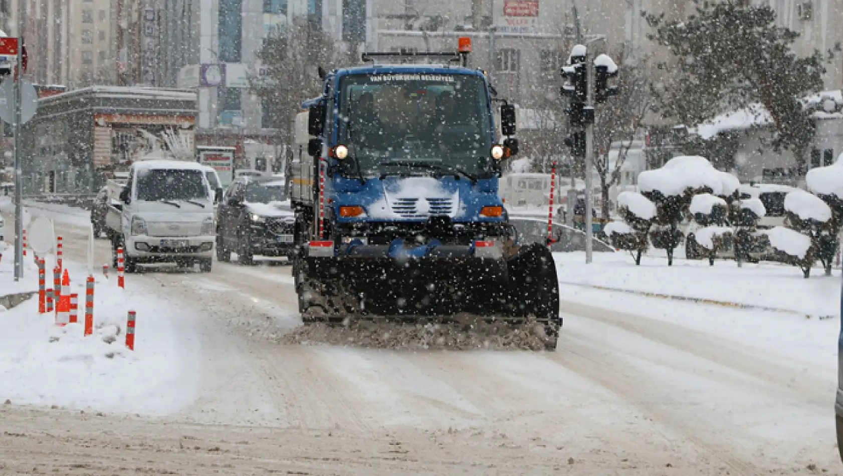 Büyükşehir karla mücadele çalışmalarını sürdürüyor