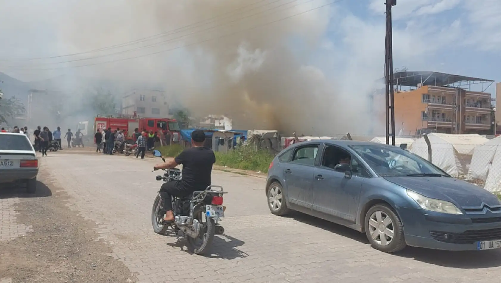 Çadırda çıkan yangın araçlara da sıçradı