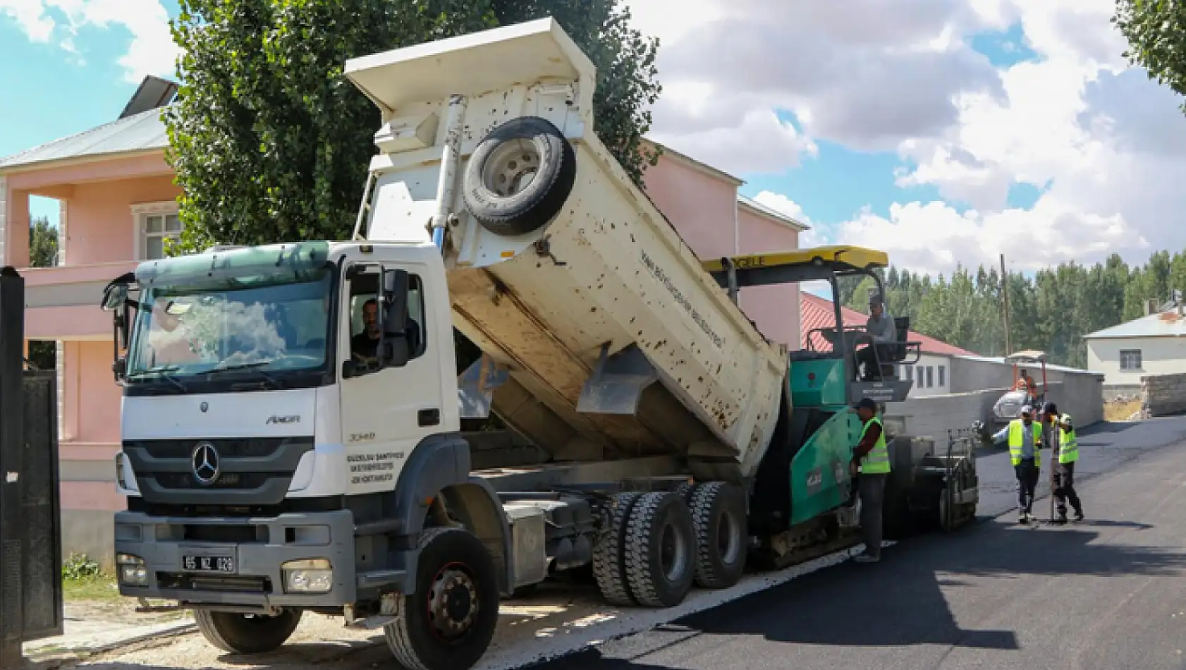 Çaldıran'da asfalt çalışmaları sürüyor