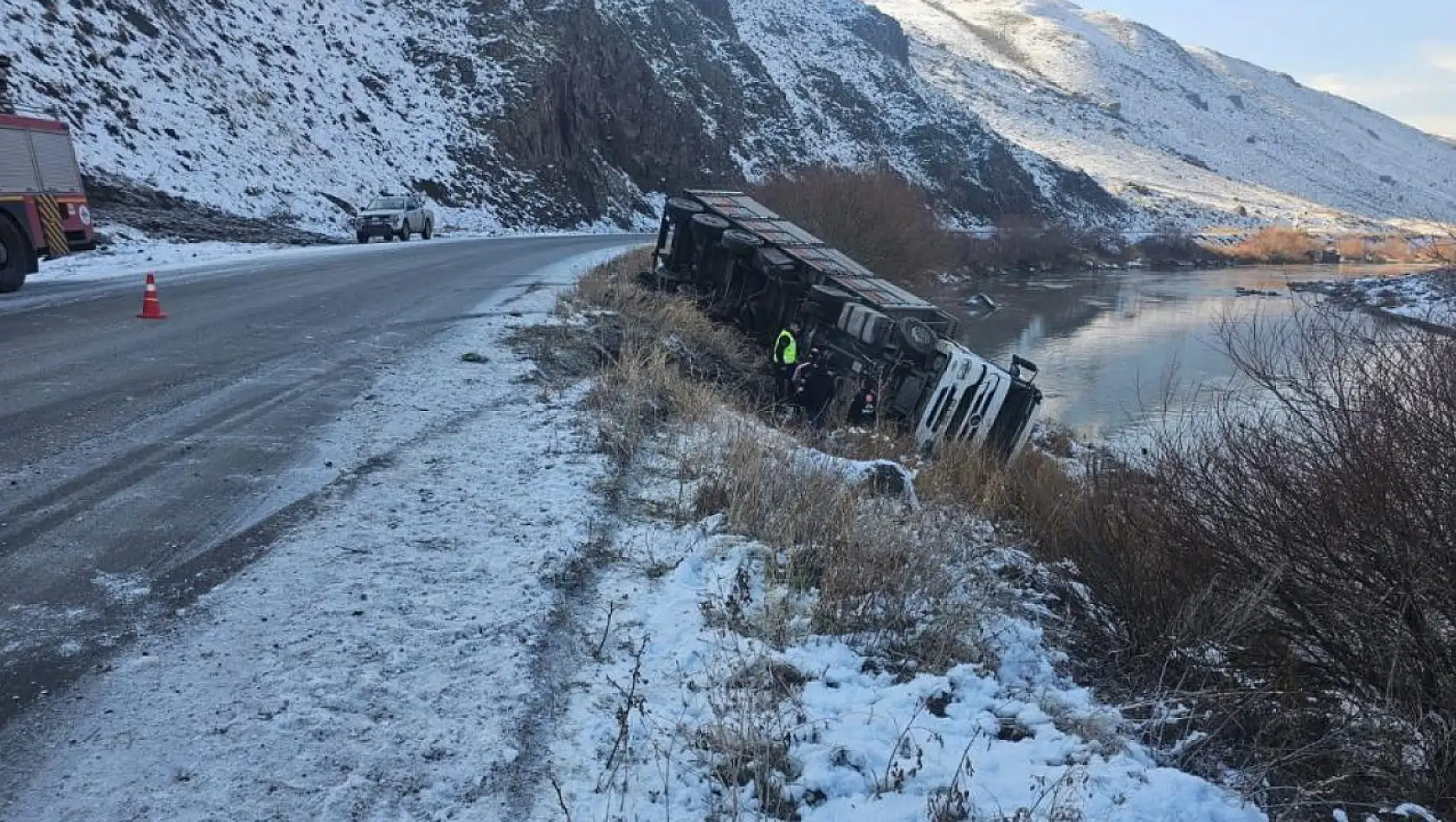 Çekici Tır Devrildi: Sürücü Hayatını Kaybetti!