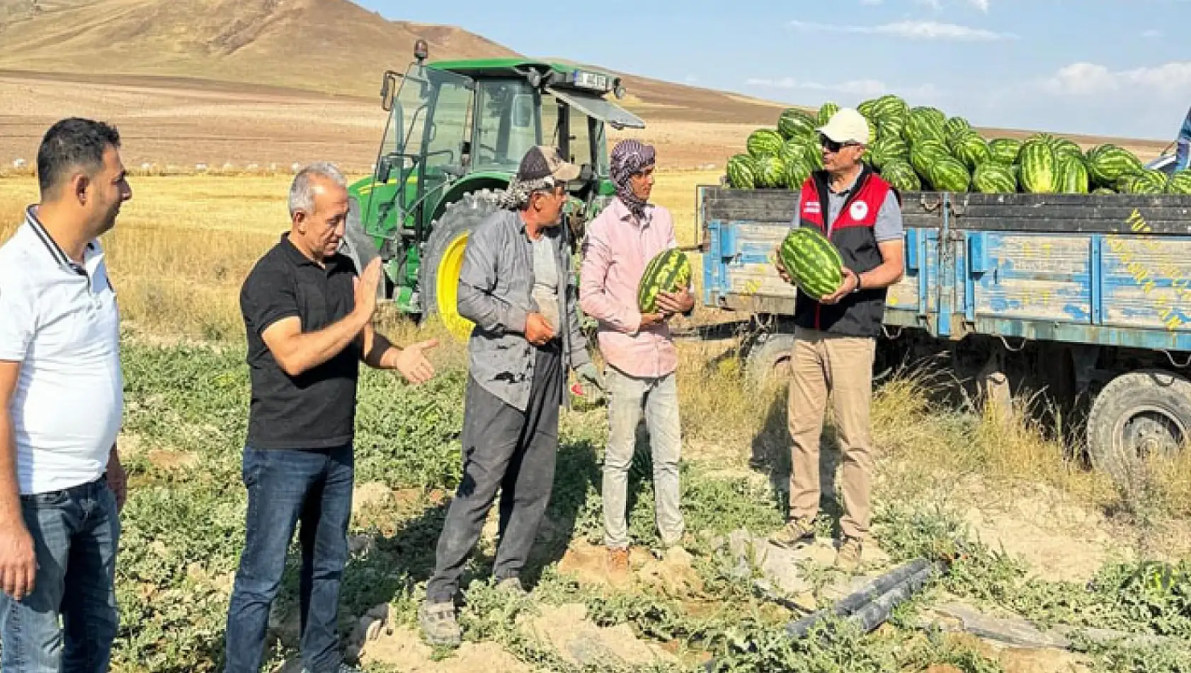 Çiftçilerin kavun-karpuz hasadı sevinci