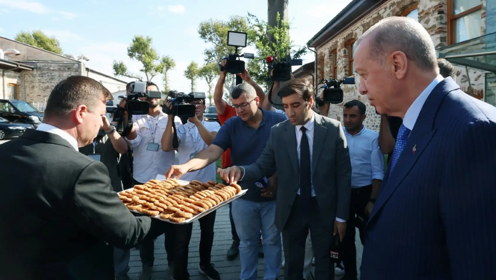 Cumhurbaşkanı Erdoğan'dan gazetecilere kandil simidi ikramı