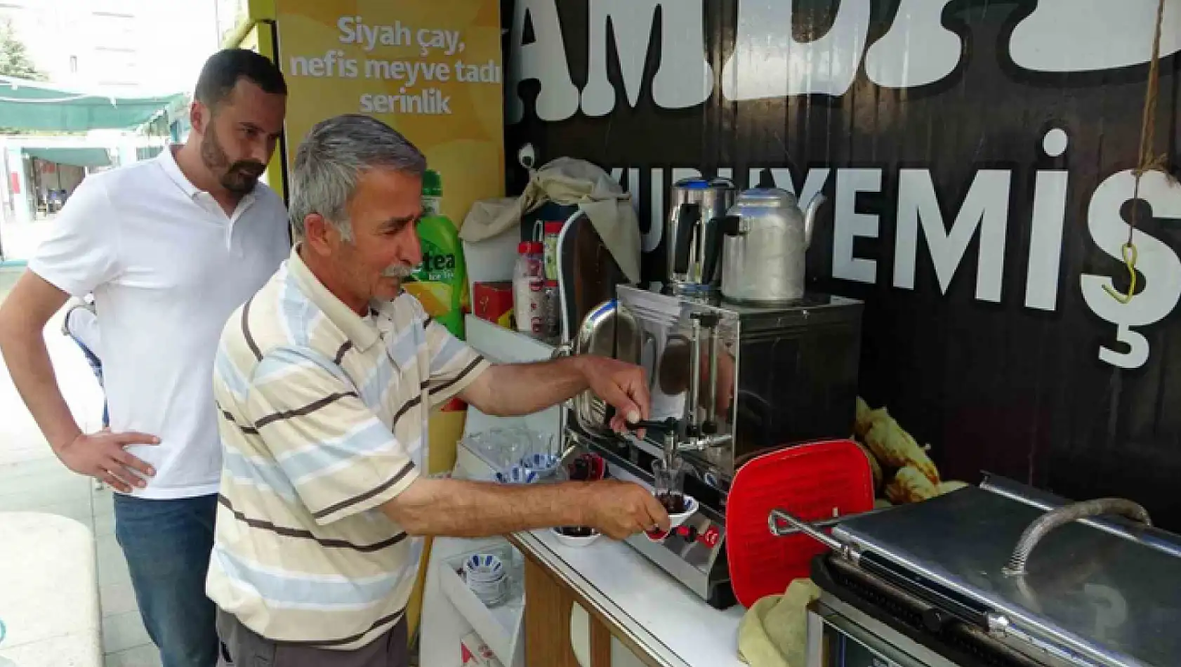 Depremzede baba oğulun konteynerde ekmek mücadelesi