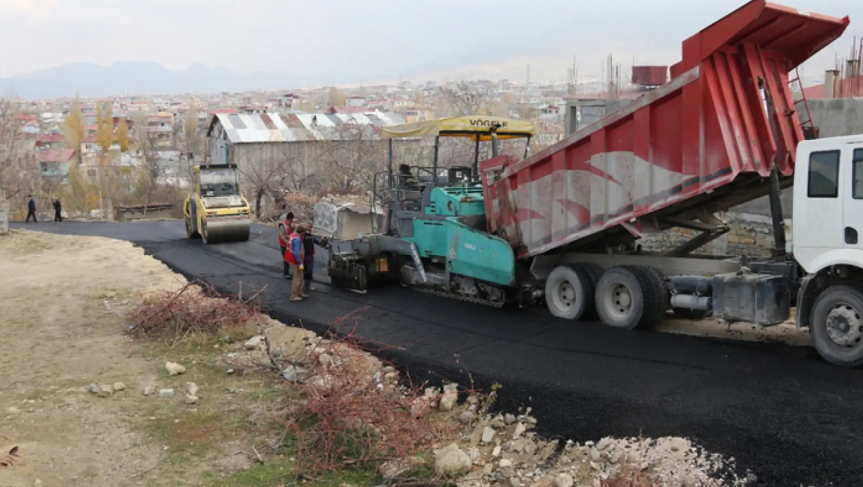 Edremit Belediyesi asfalt çalışmalarını sürdürüyor