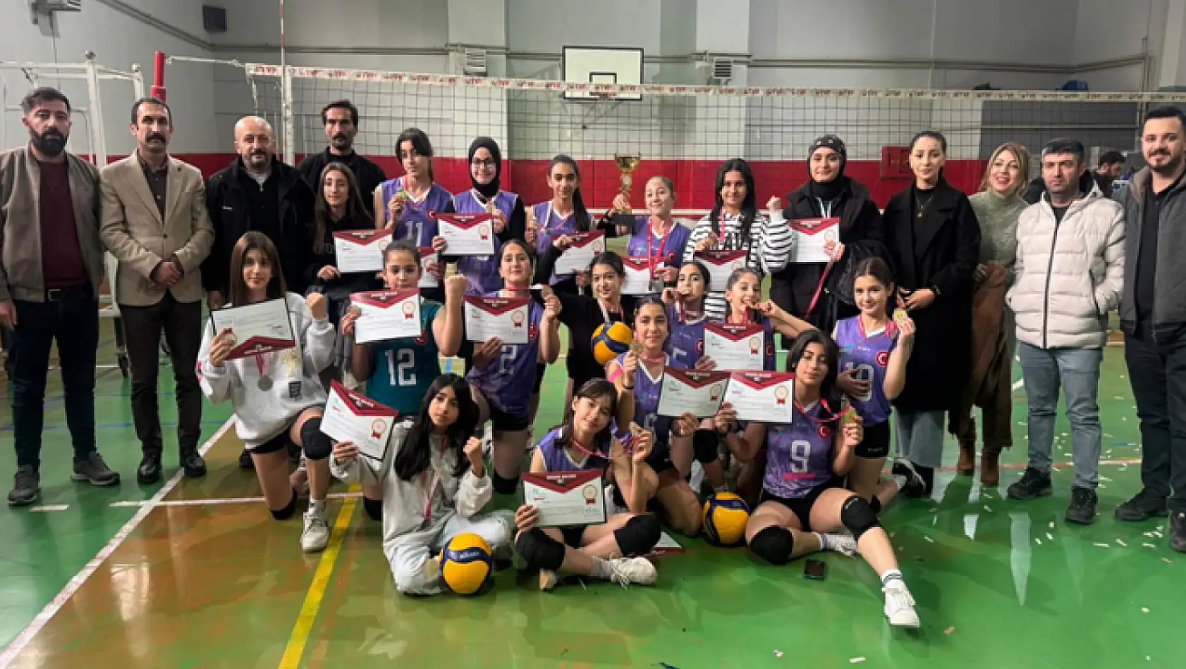 Edremit Belediyesi Midi Kız Voleybol Takımı şampiyon oldu