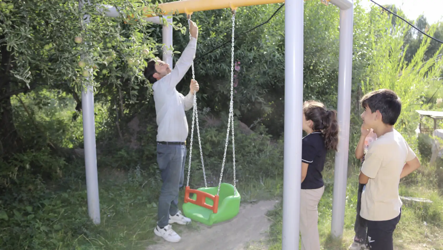 Edremit Belediyesi'nden özel gereksinimli Medine'ye anlamlı hediye