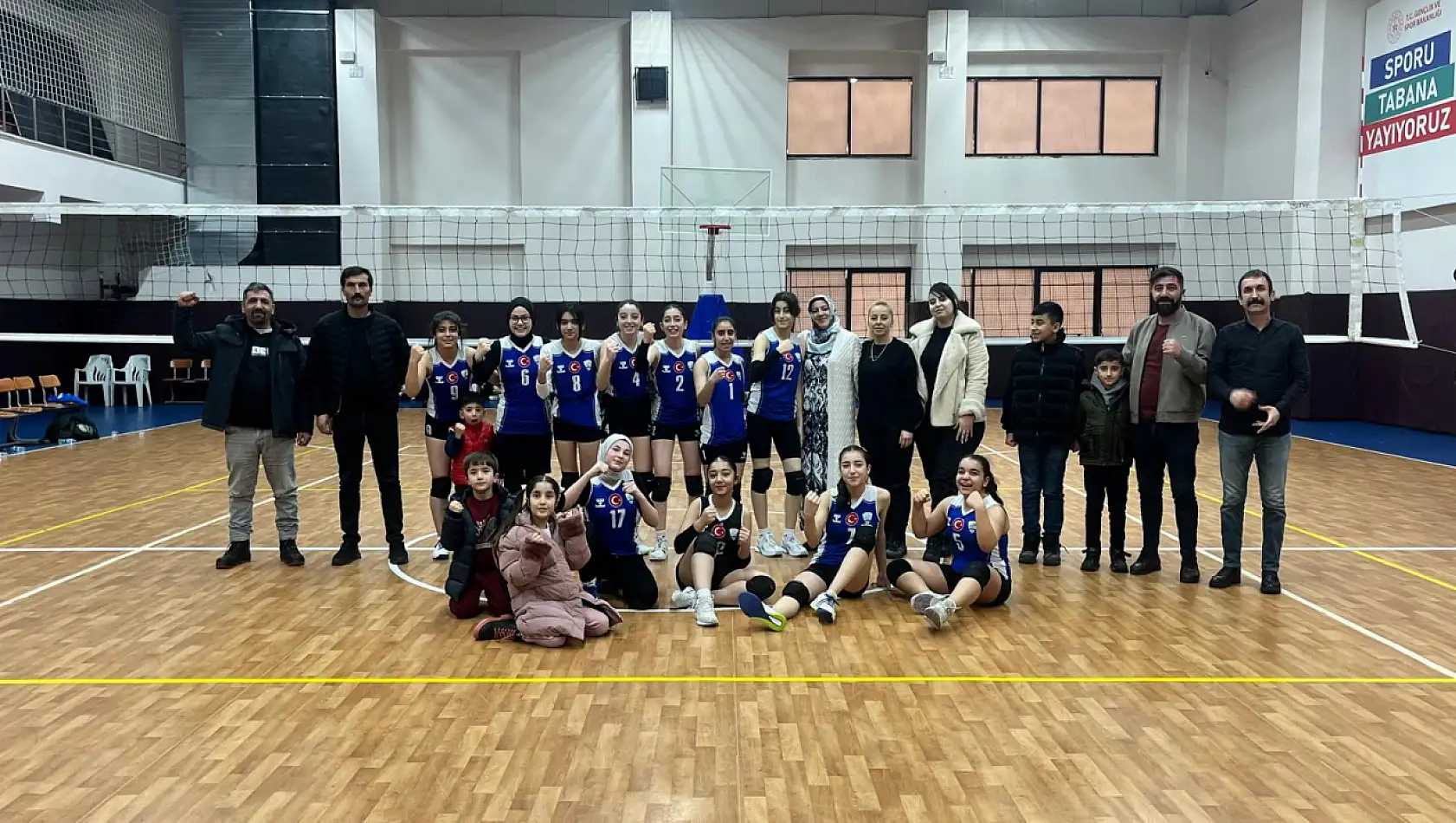 Edremit Belediyesi voleybol takımı namağlup şampiyon oldu