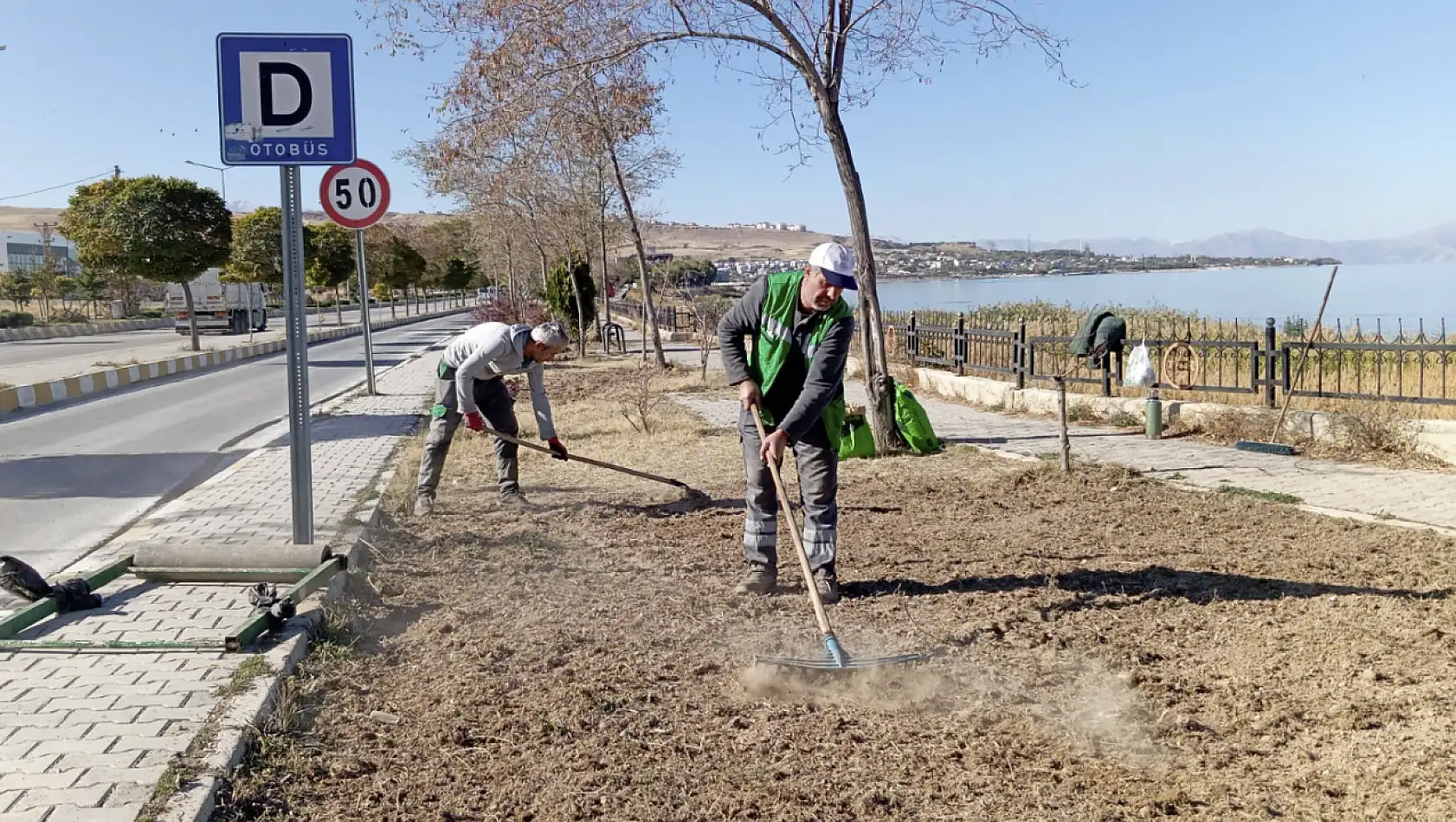 Edremit'te refüj ve kavşaklar mevsim çiçekleriyle donatılıyor