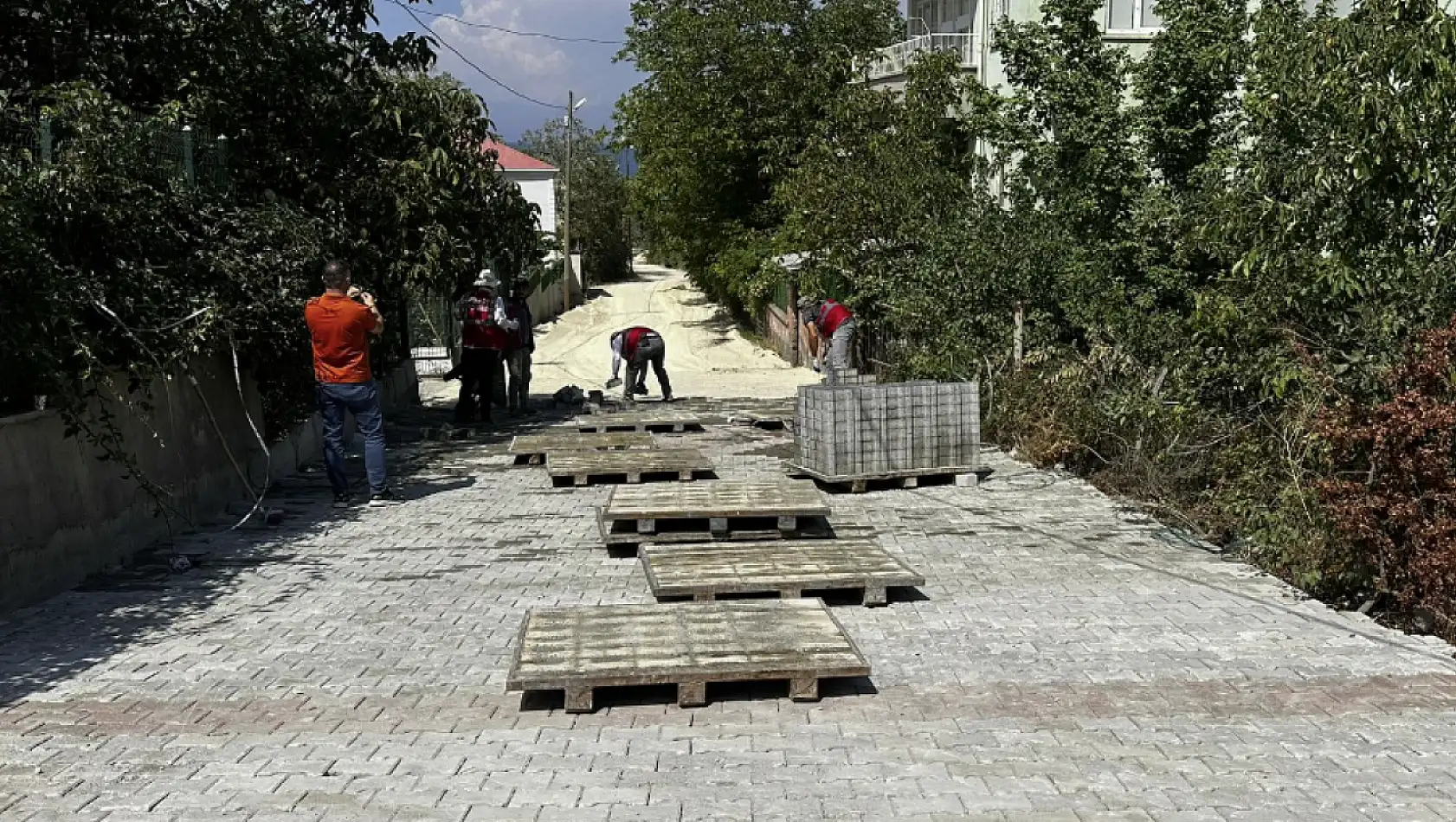 Edremit'te yol çalışmaları sürüyor