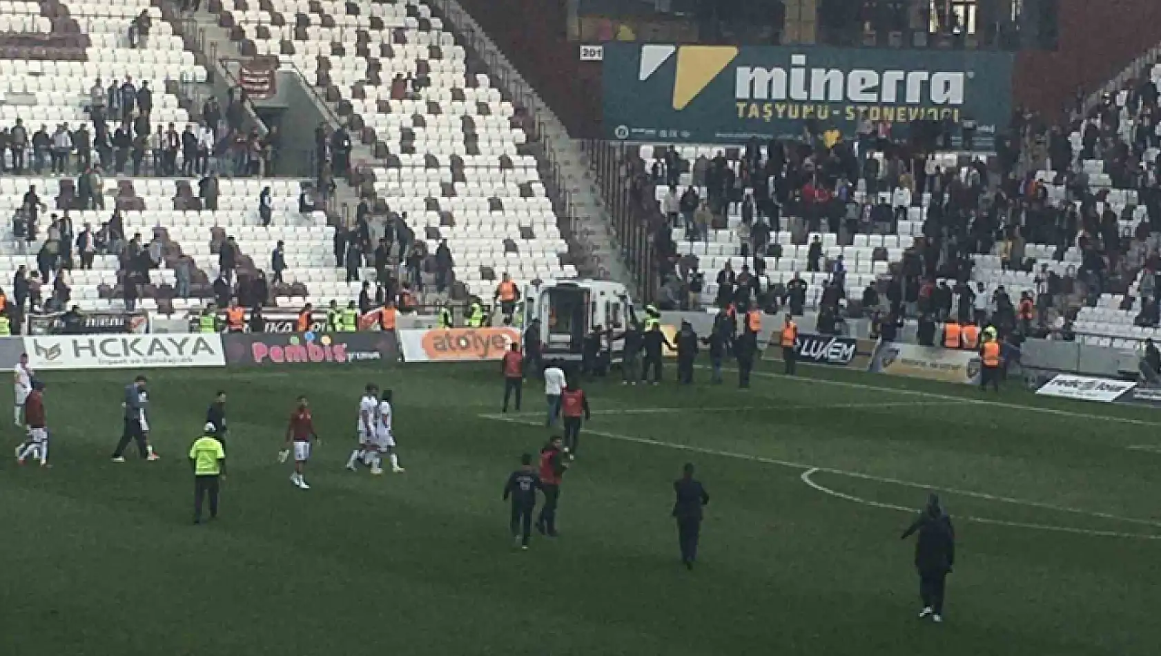 Elazığ Atatürk Stadyumu zemini zarar gördü