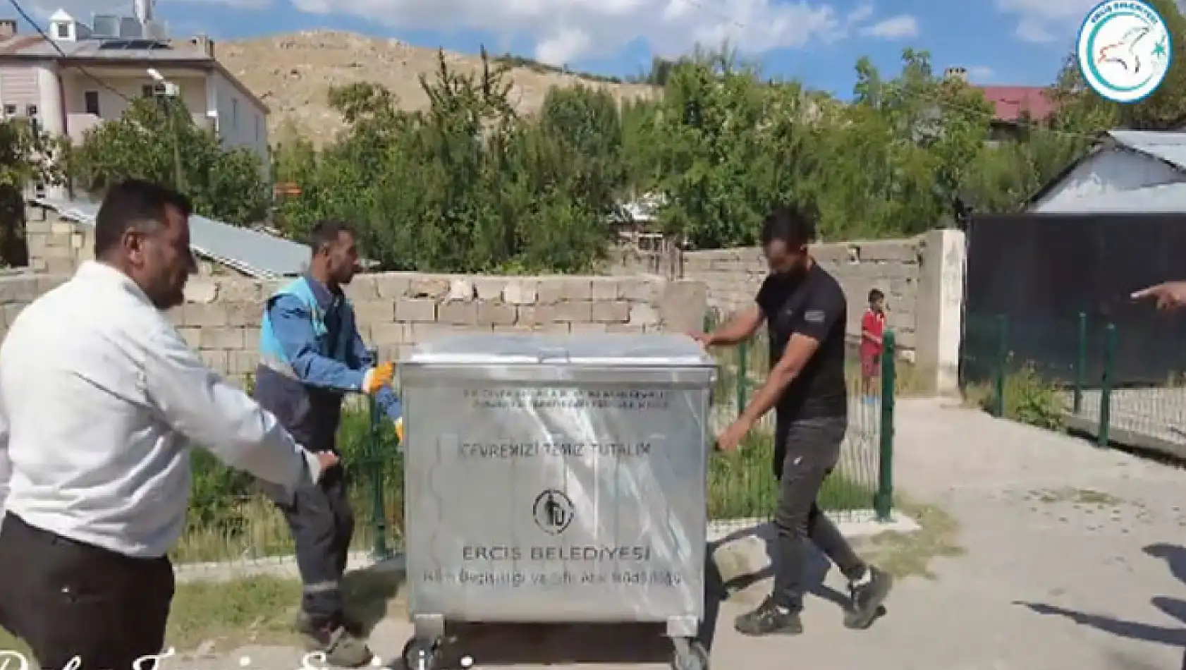 Erciş Belediyesi'nden mahallelere yeni çöp konteynırı