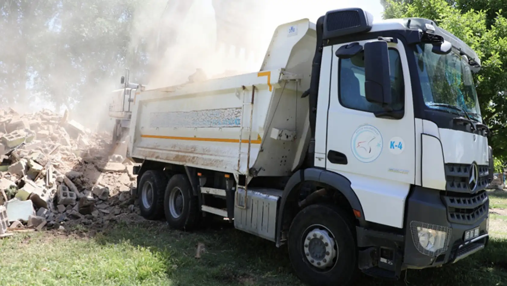 Erciş'te metruk binaların yıkımı sürüyor