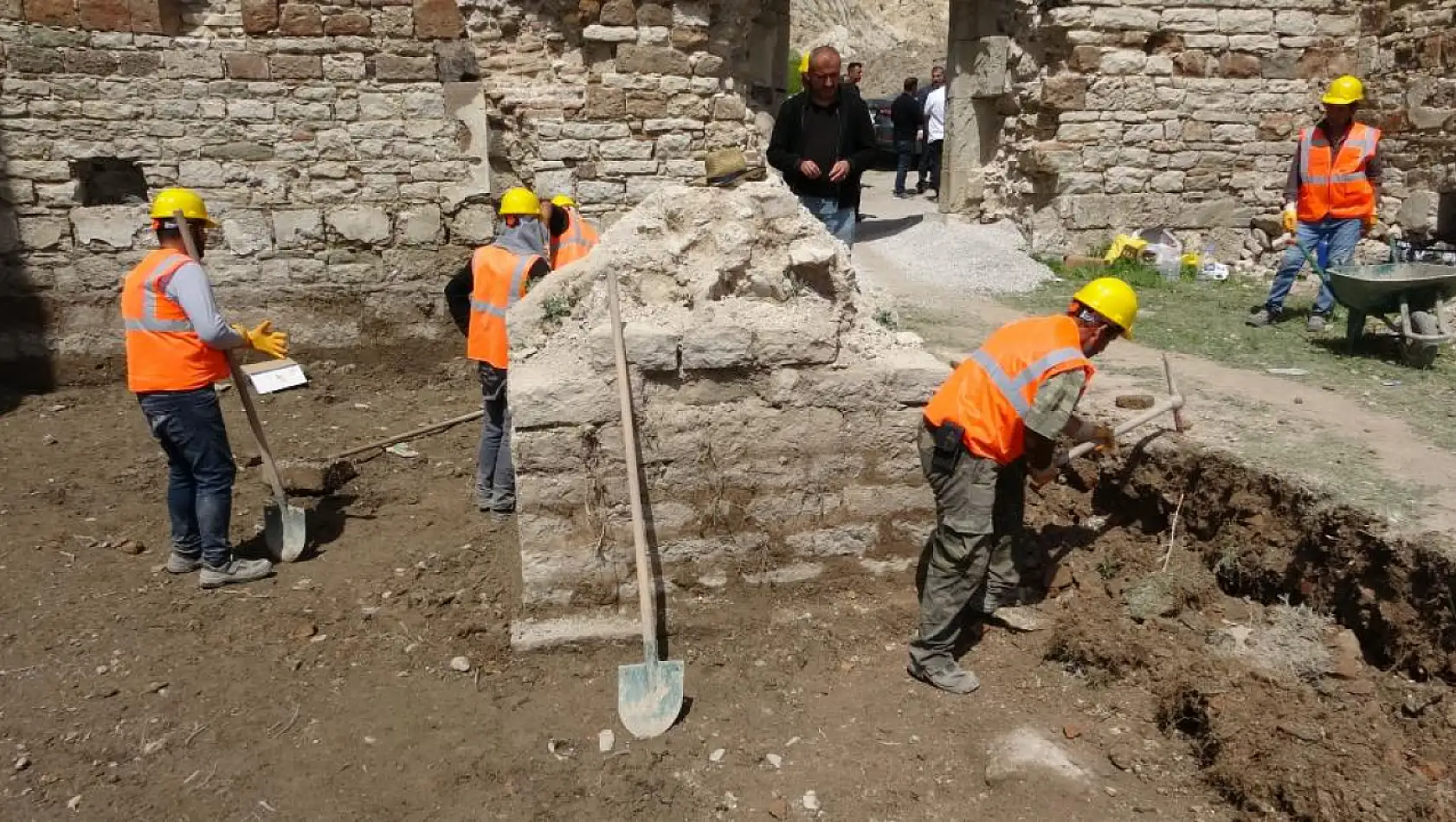 Eski Van Şehri'ndeki tarihi yapılar ayağa kaldırılıyor