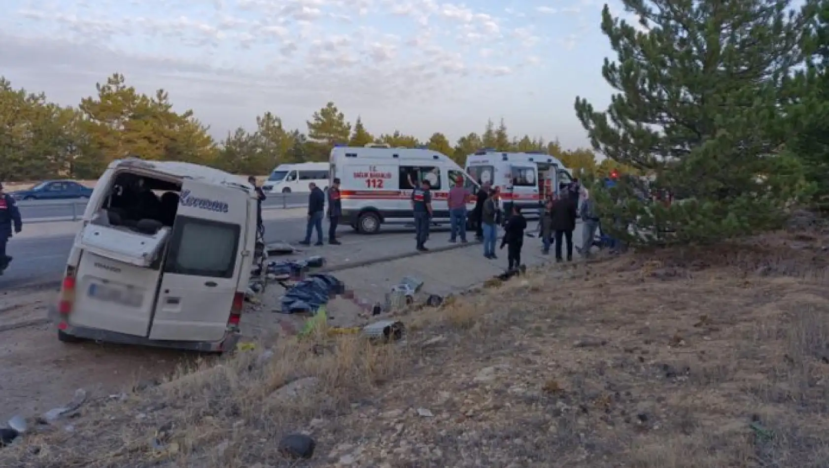 Feci kaza! İşçileri taşıyan minibüs şarampole yuvarlandı