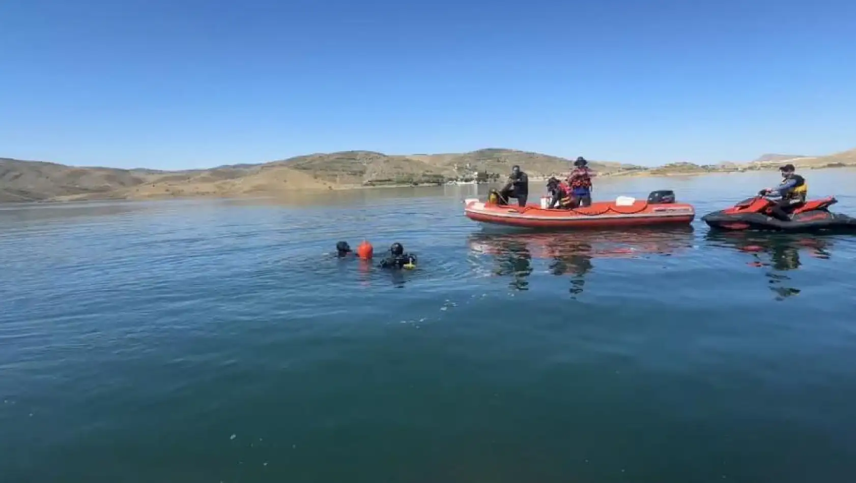 Feribottan baraja atlayan şahsın cansız bedeni, Van Emniyeti dalgıçlarınında çalışmaları ile bulundu