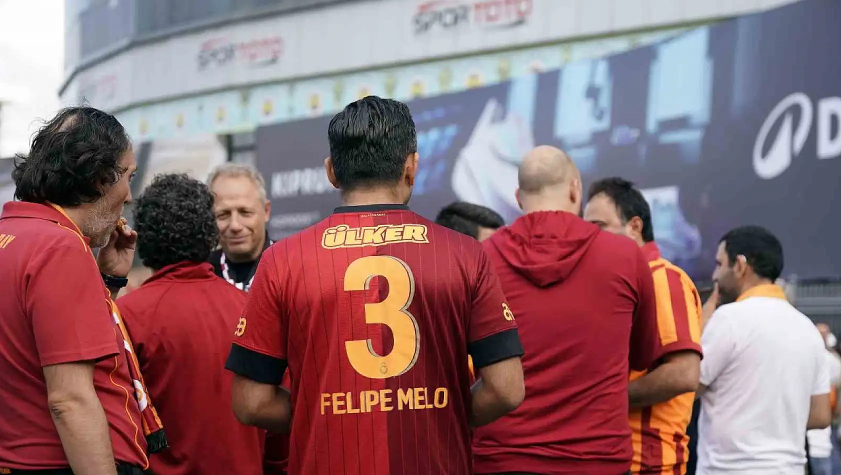 Galatasaray taraftarı stada geldi