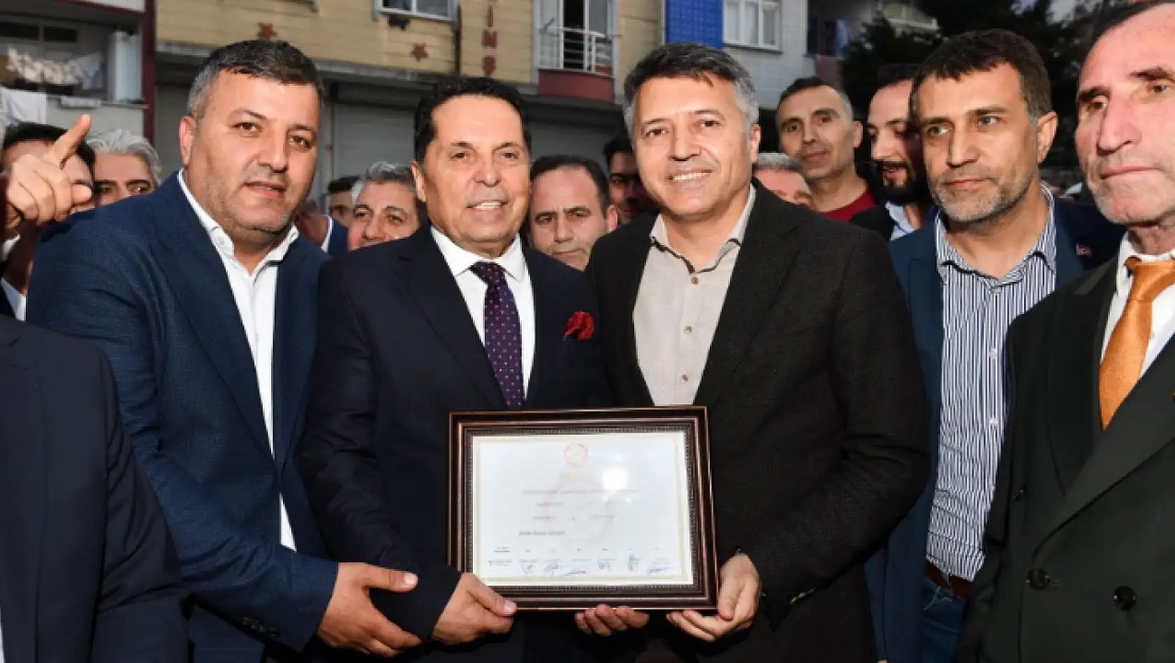 Gazetemiz yazarı Ahmet Özer, mazbatasını aldı