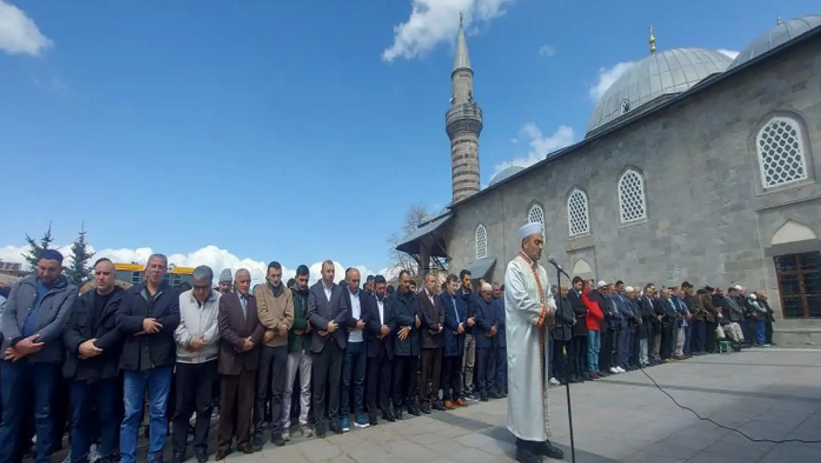 Gazze şehitleri için gıyabi cenaze namazı kılındı