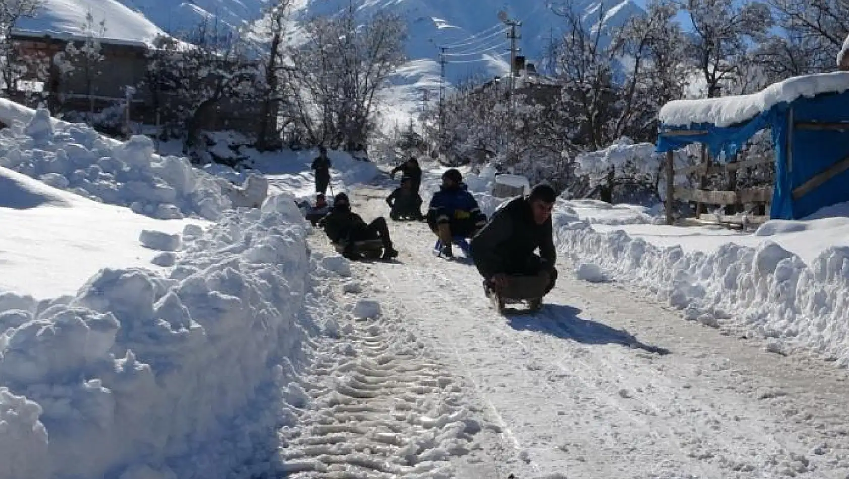 Gençler kızaklarla kar'ın keyfini çıkardı