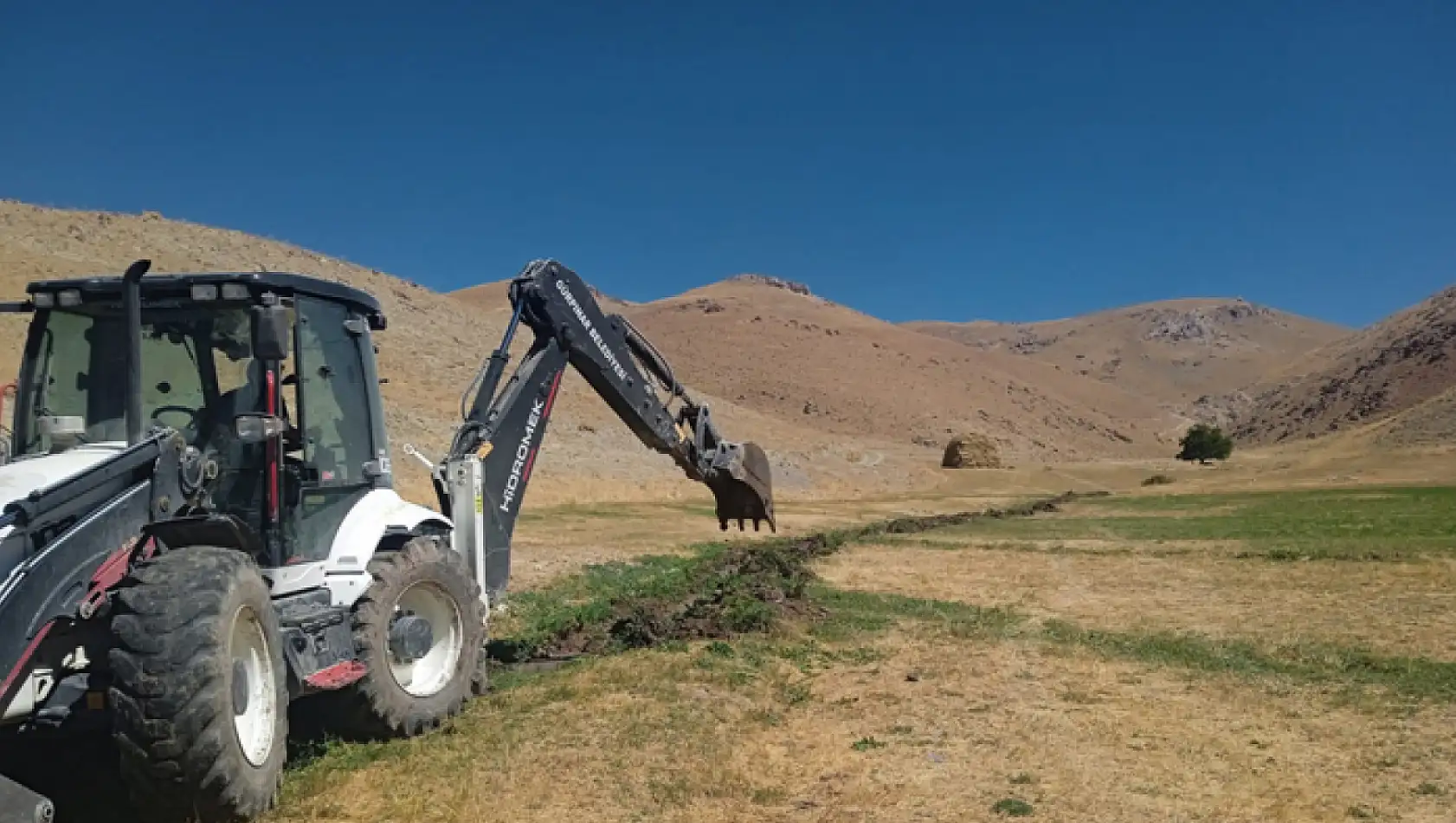 Gürpınar'da tarımsal sulama kanalları temizleniyor