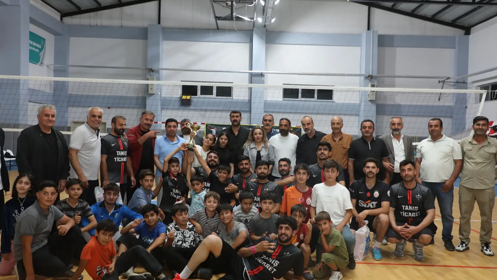 Gürpınar'da Voleybol turnuvası final maçıyla sona erdi
