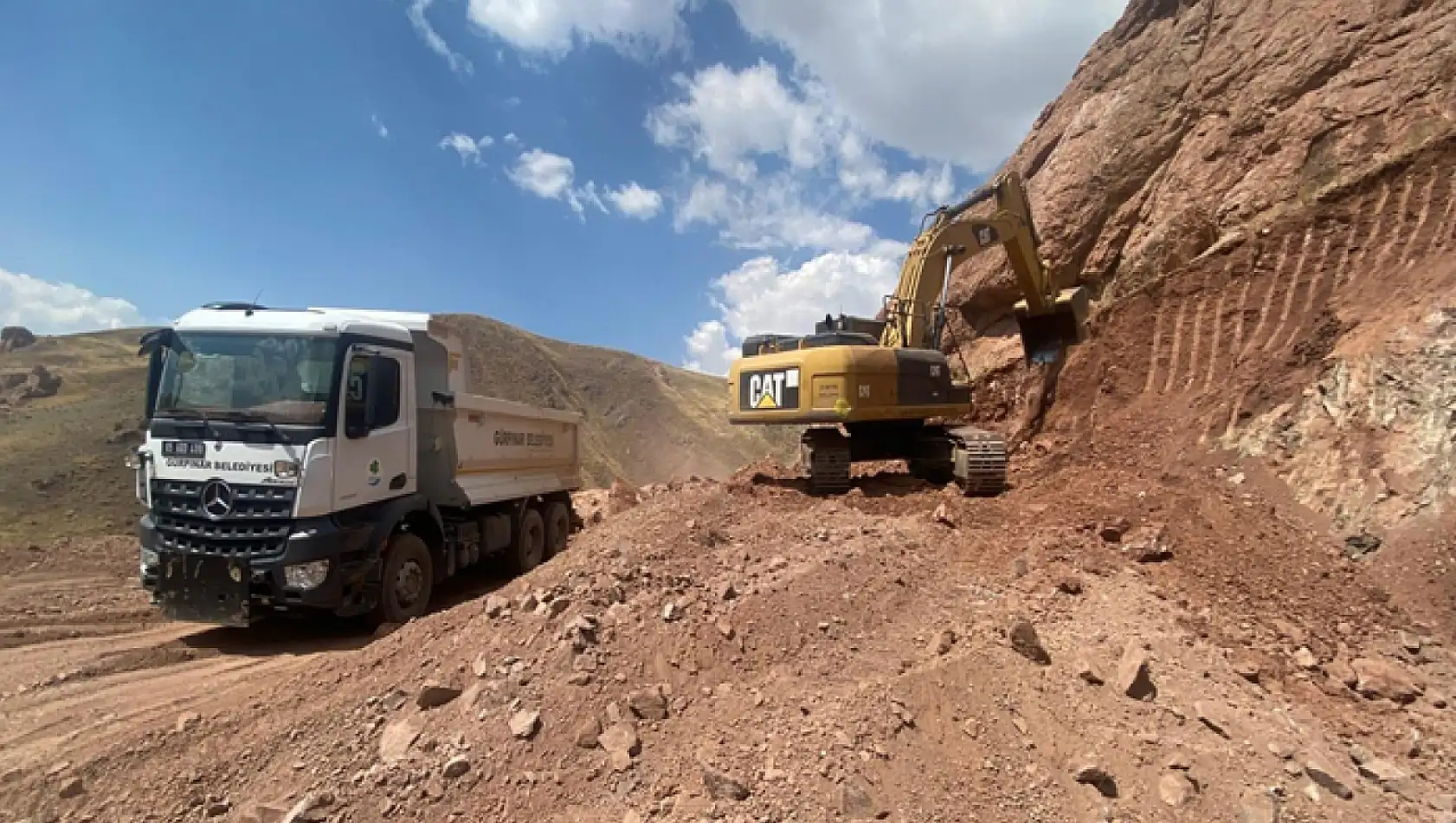 Gürpınar'da yol ve kanal çalışmaları devam ediyor