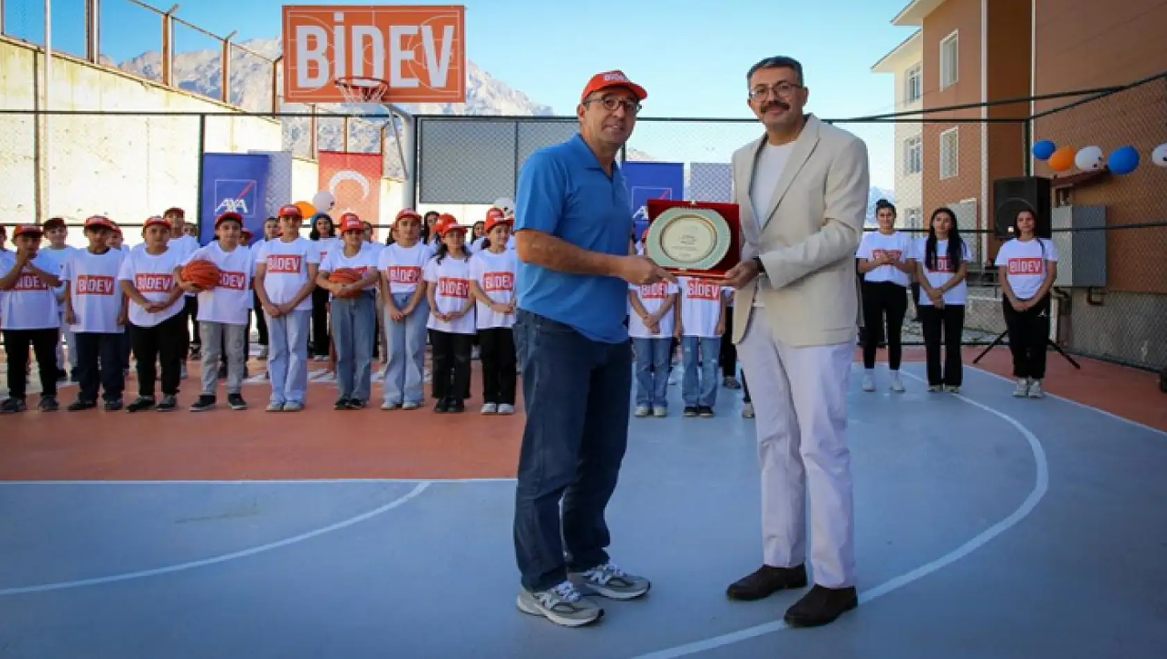 Hakkari'de basketbol sahasının açılışı yapıldı