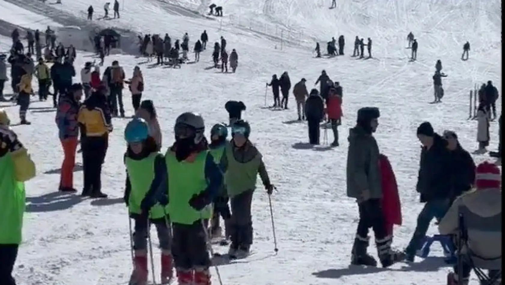 Hakkari'de kayak severler bir araya geldi