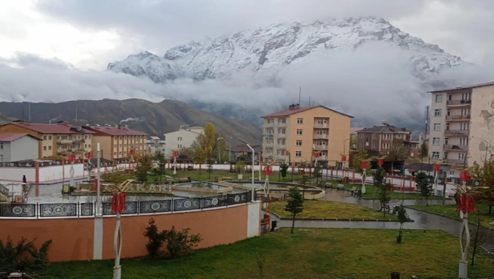 Hakkari'nin etrafını saran dağlar beyaza büründü