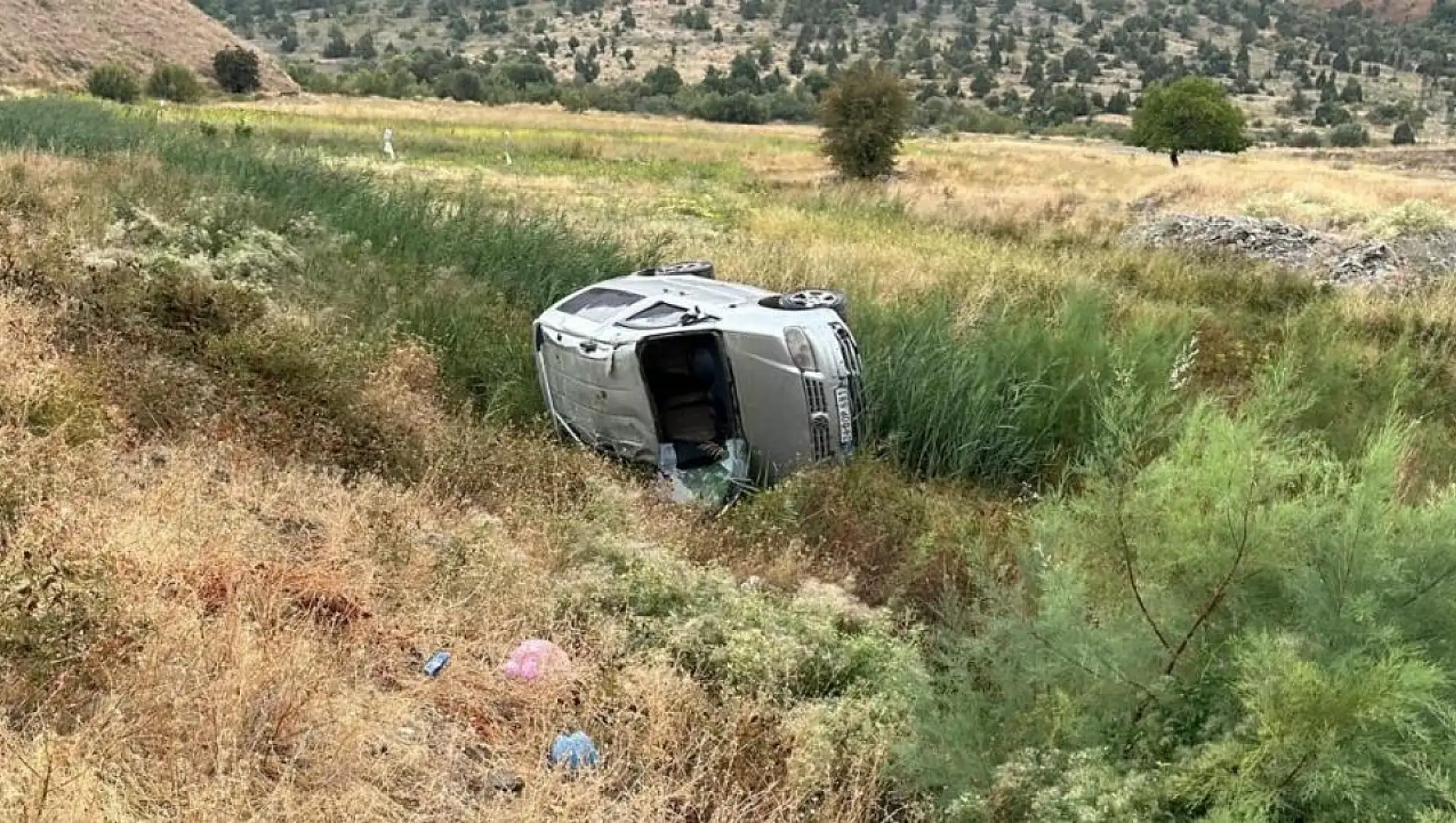 Hakkari-Van  yolu üzerinde ticari araç takla attı