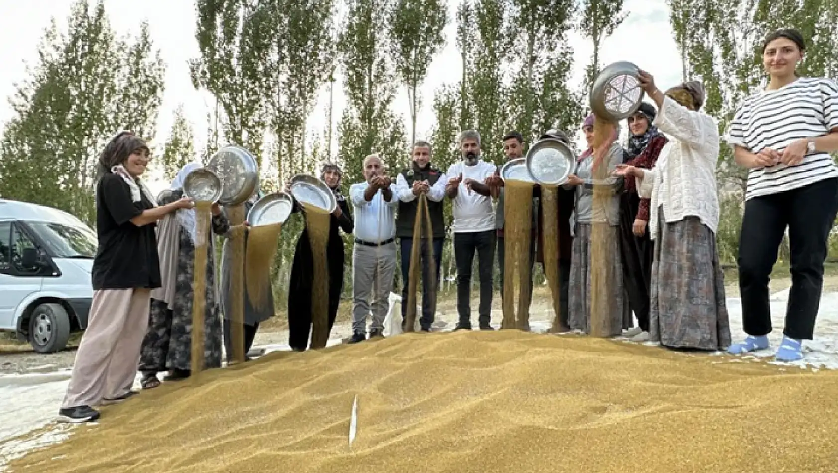 Hakkarili çiftçilerden eski usul yonca tohumu eleme ve ayıklama mesaisi