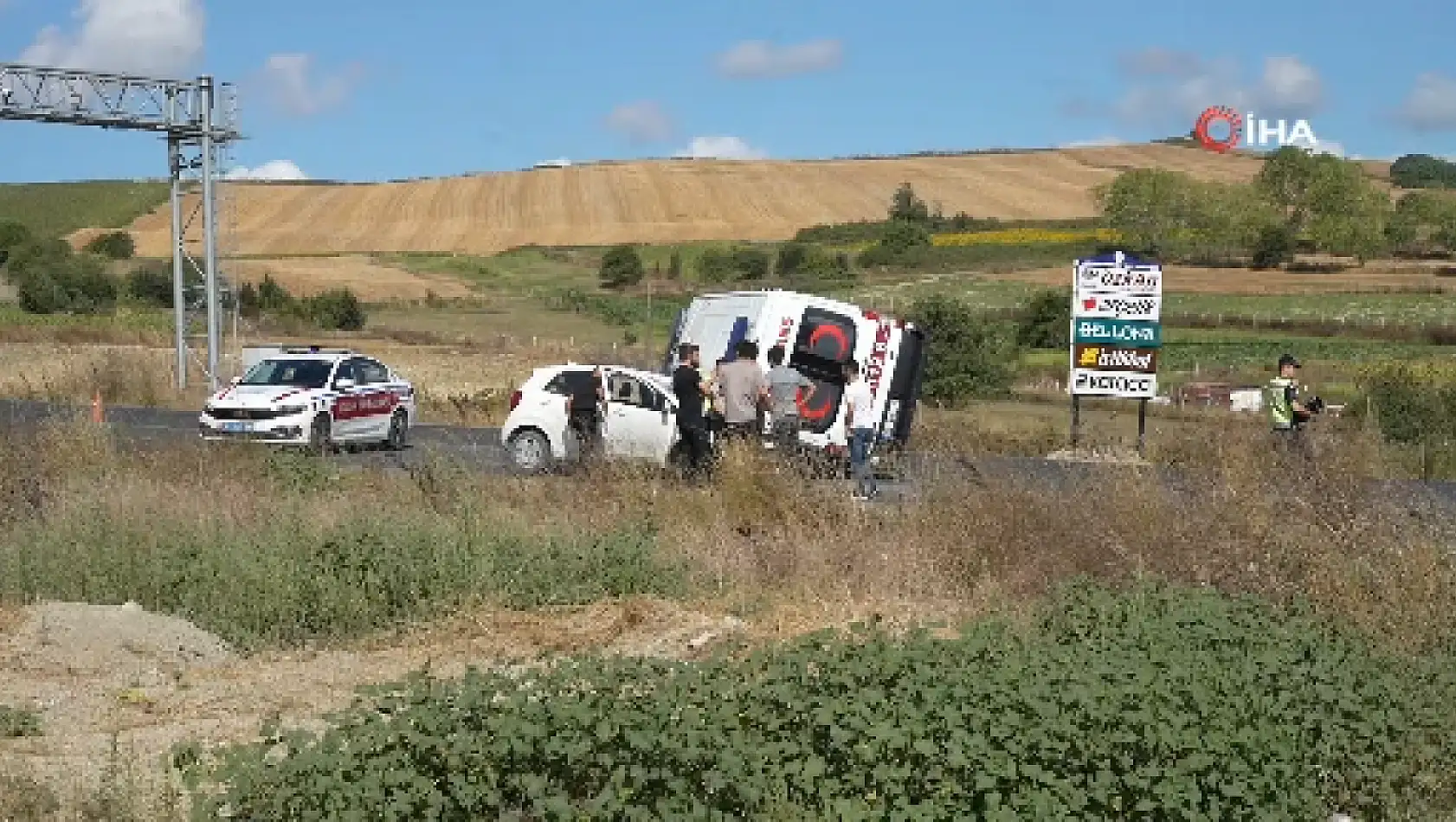 Hastaya giden ambulans ışıklarda bekleyen otomobilin üzerine devrildi