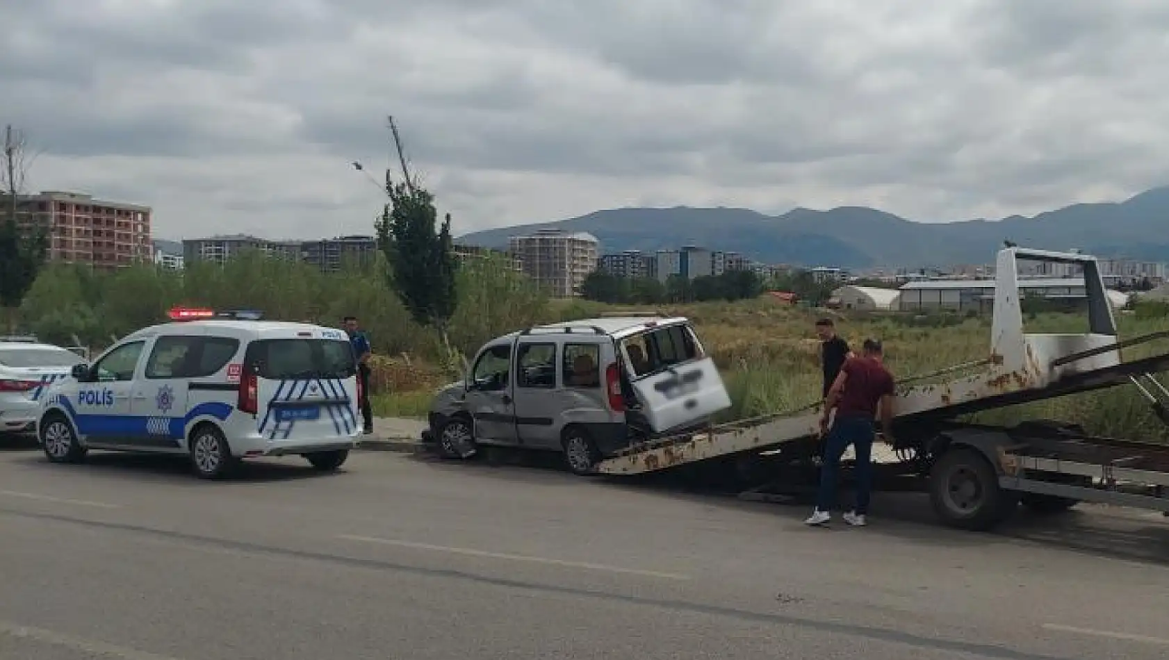 İki araç kafa kafaya çarpıştı: 9 yaralı